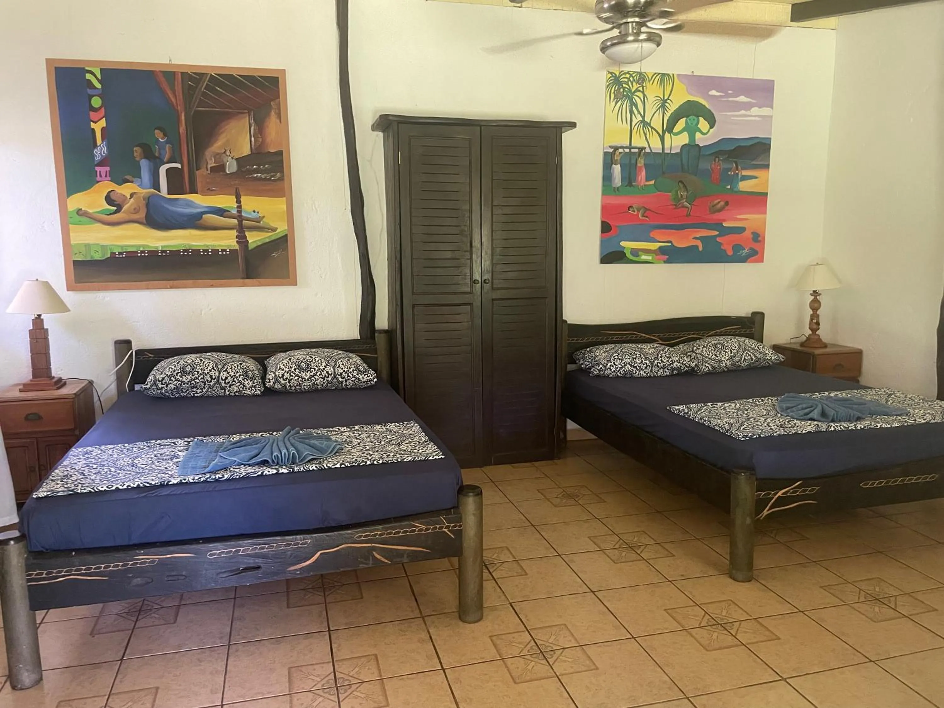 Bed in spirit of jungle lodge