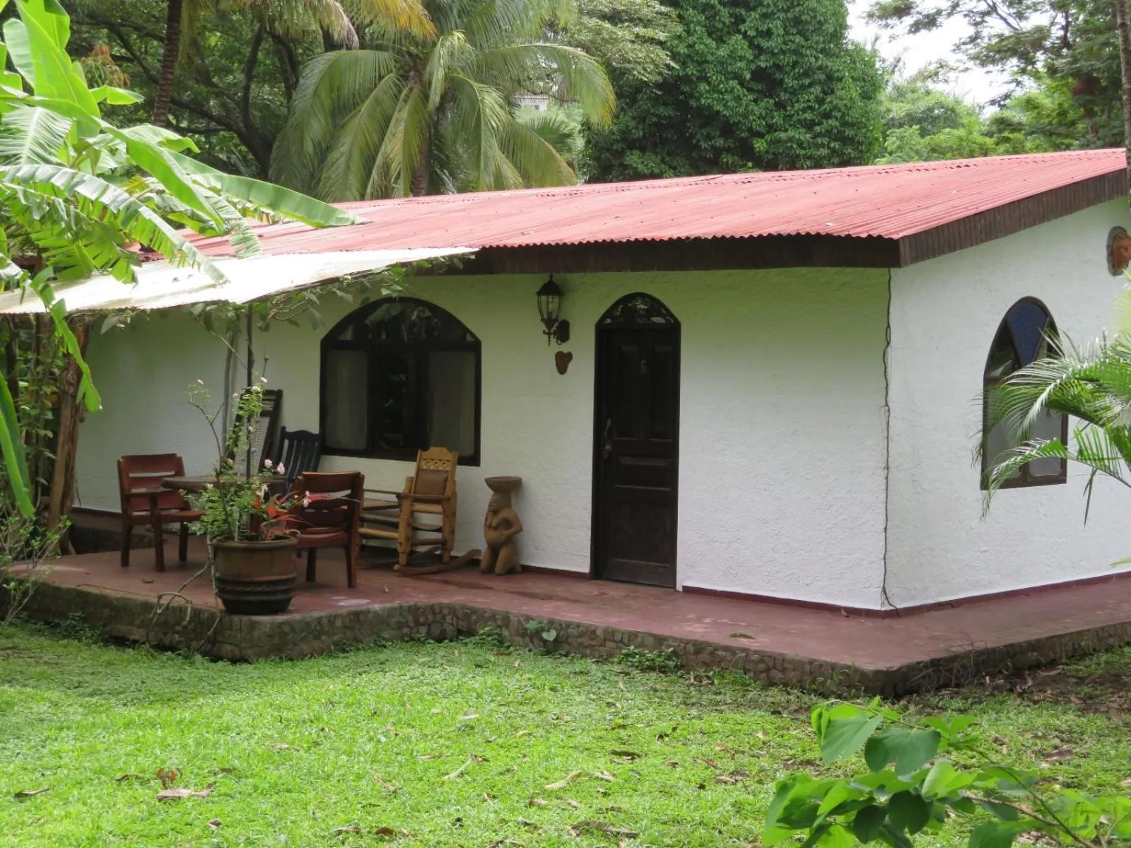 Property building in spirit of jungle lodge