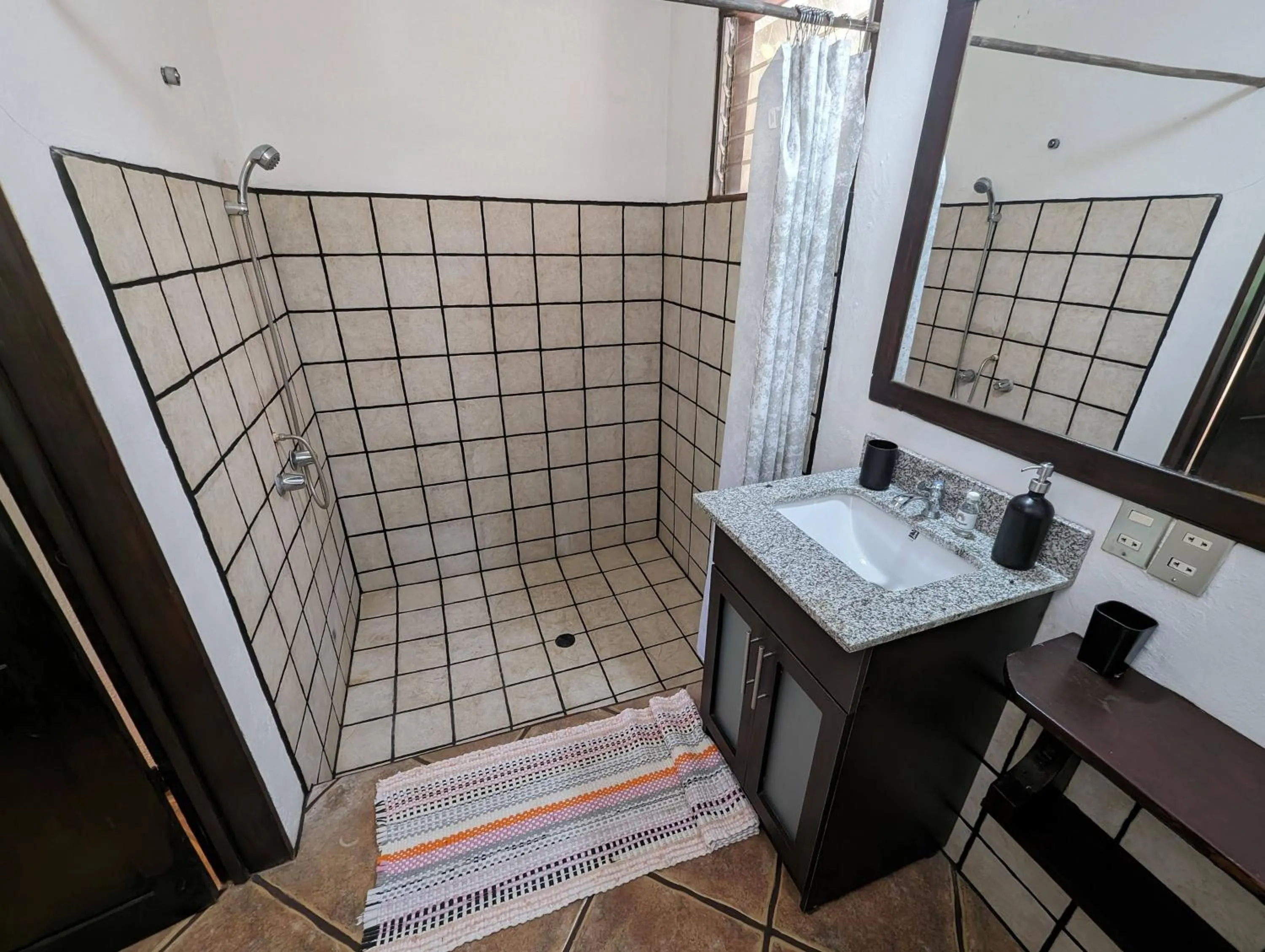 Shower in spirit of jungle lodge