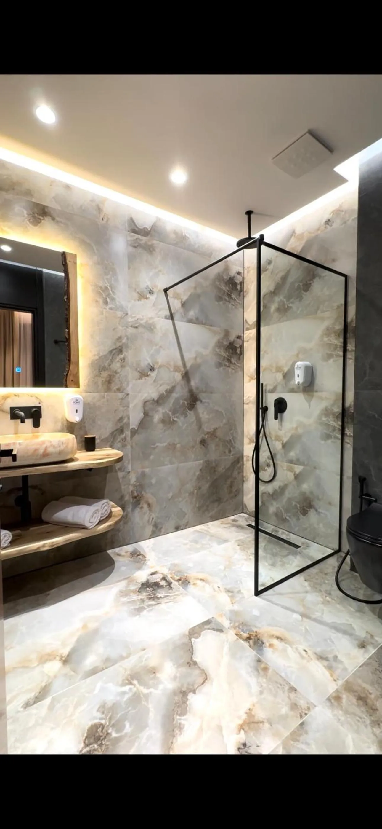Shower in Hotel Joni Premium
