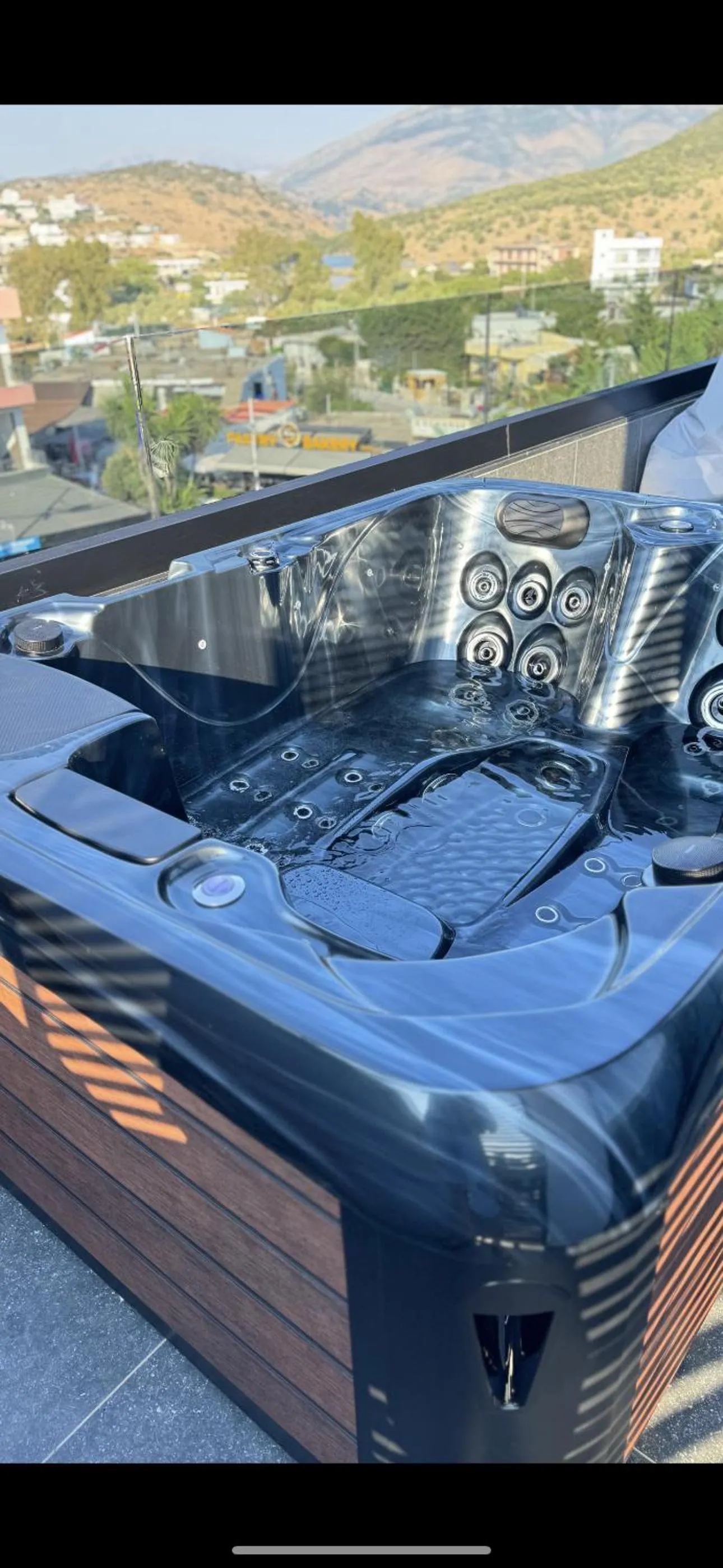 Communal lounge/ TV room in Hotel Joni Premium