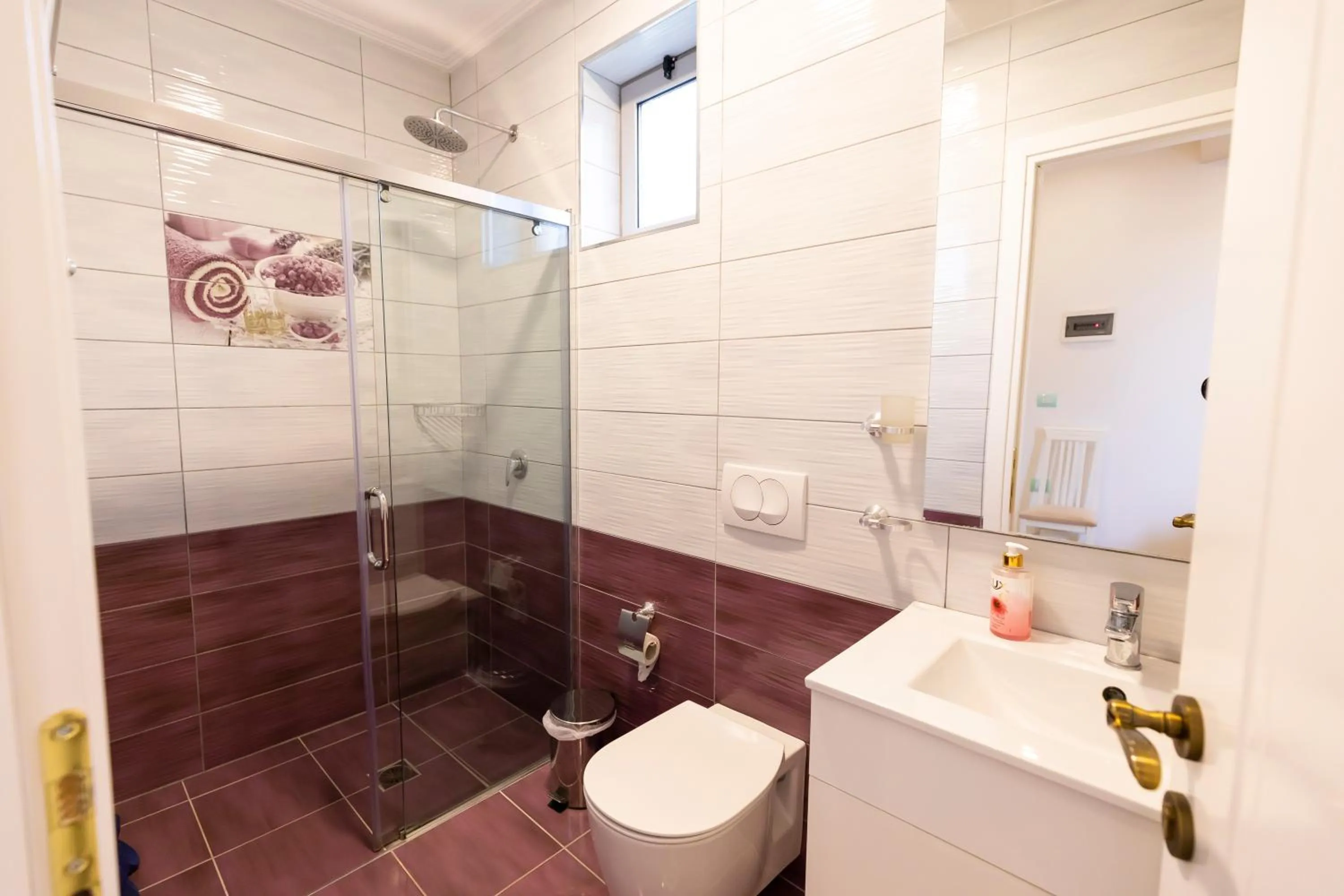 Shower in Hotel Joni Premium