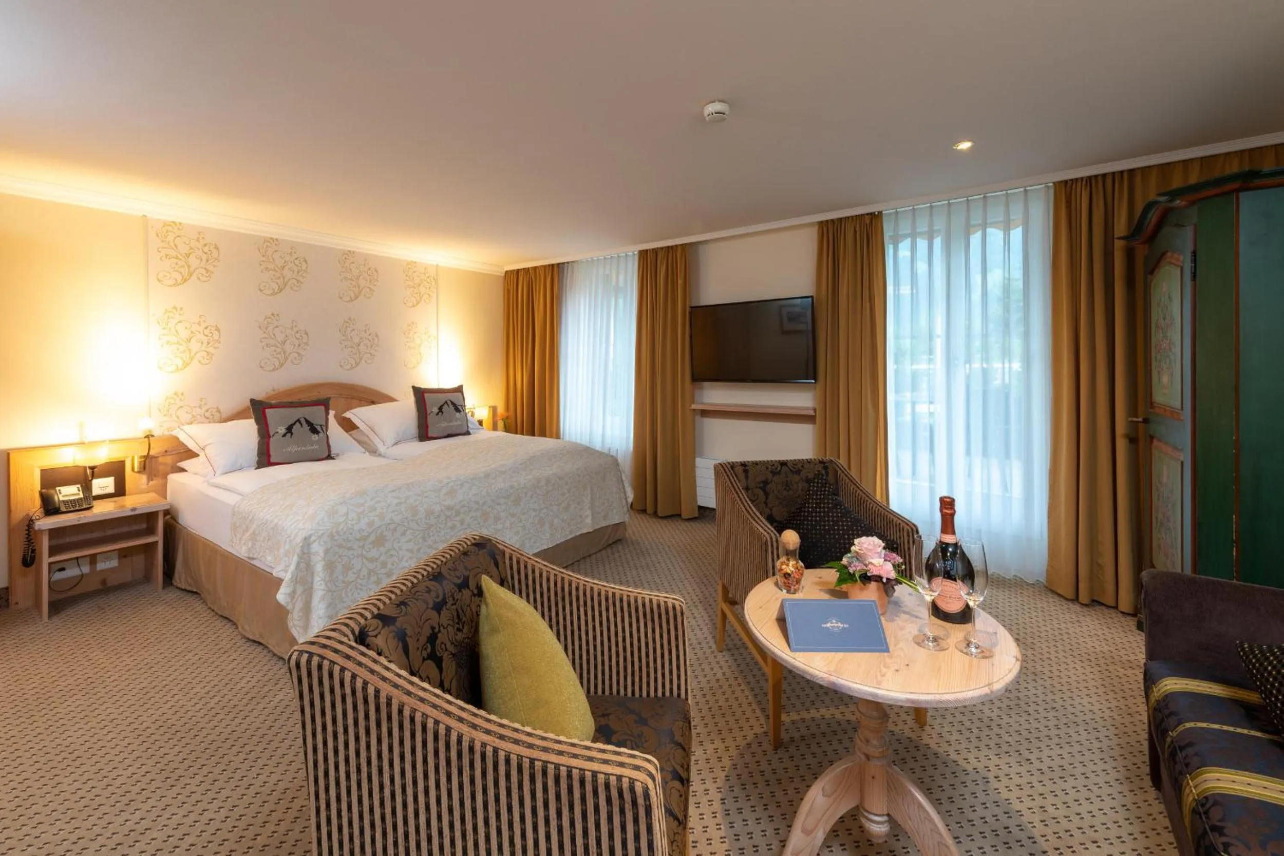 Living room, Bed in Romantik Hotel Schweizerhof