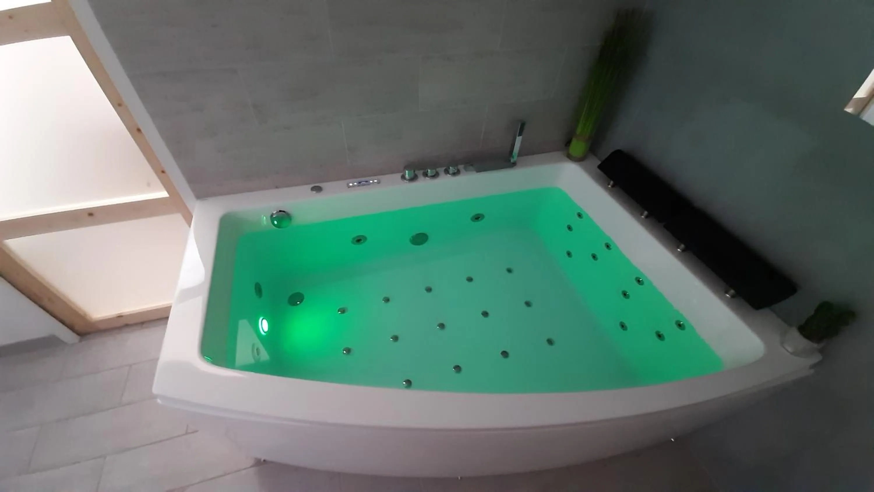 Hot Tub in Allegria Nimes Chambre Deluxe Spa