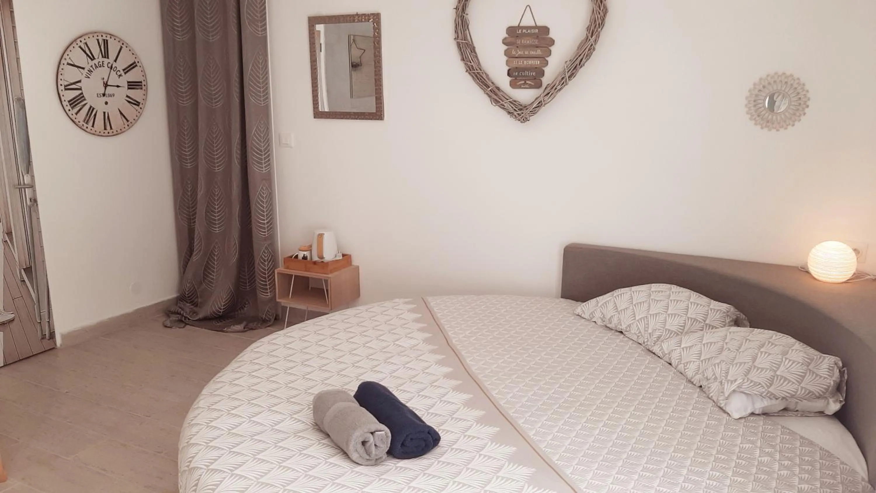 Photo of the whole room, Bed in Allegria Nimes Chambre Deluxe Spa