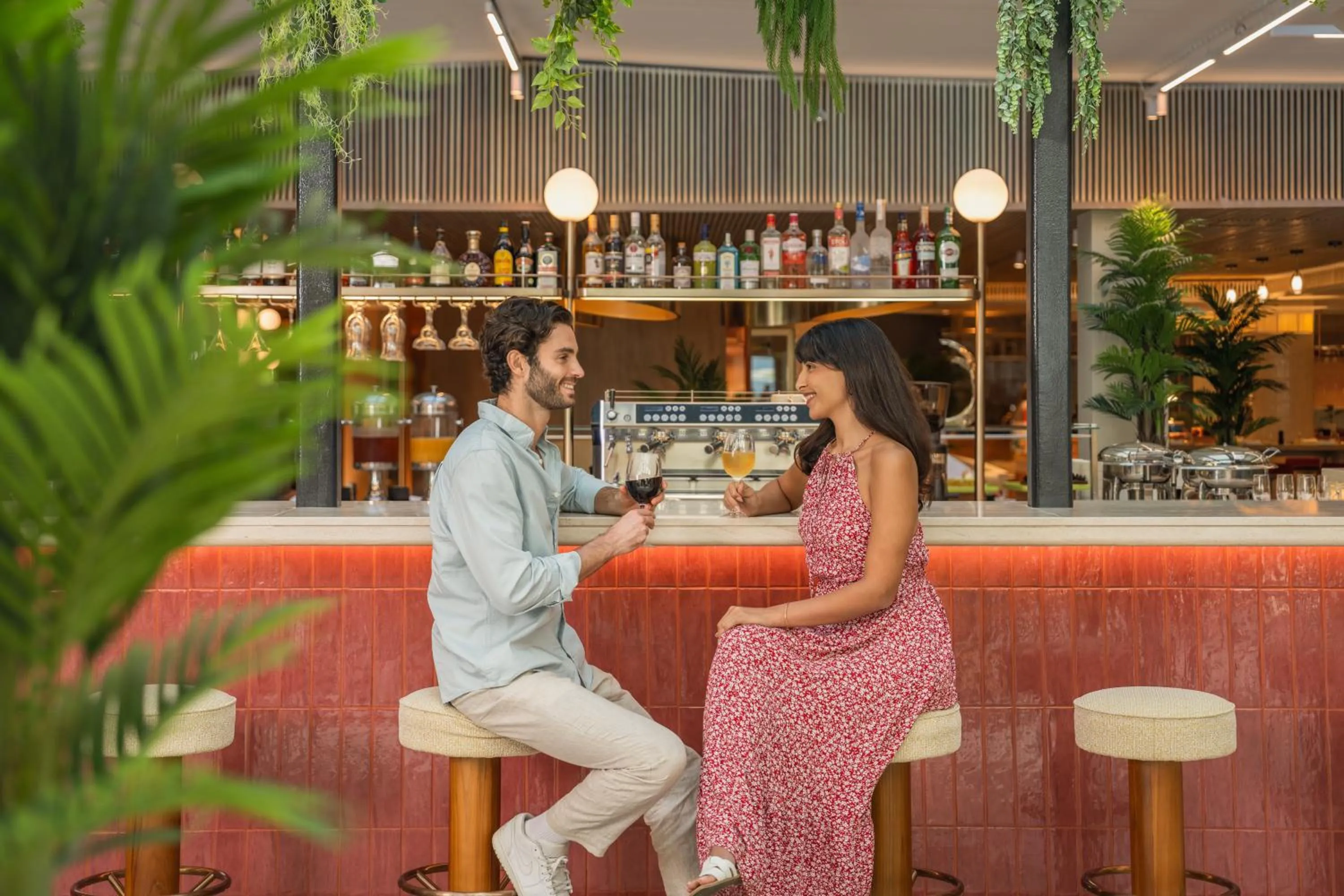 Lounge or bar in Pullman Resort Al Marjan Island