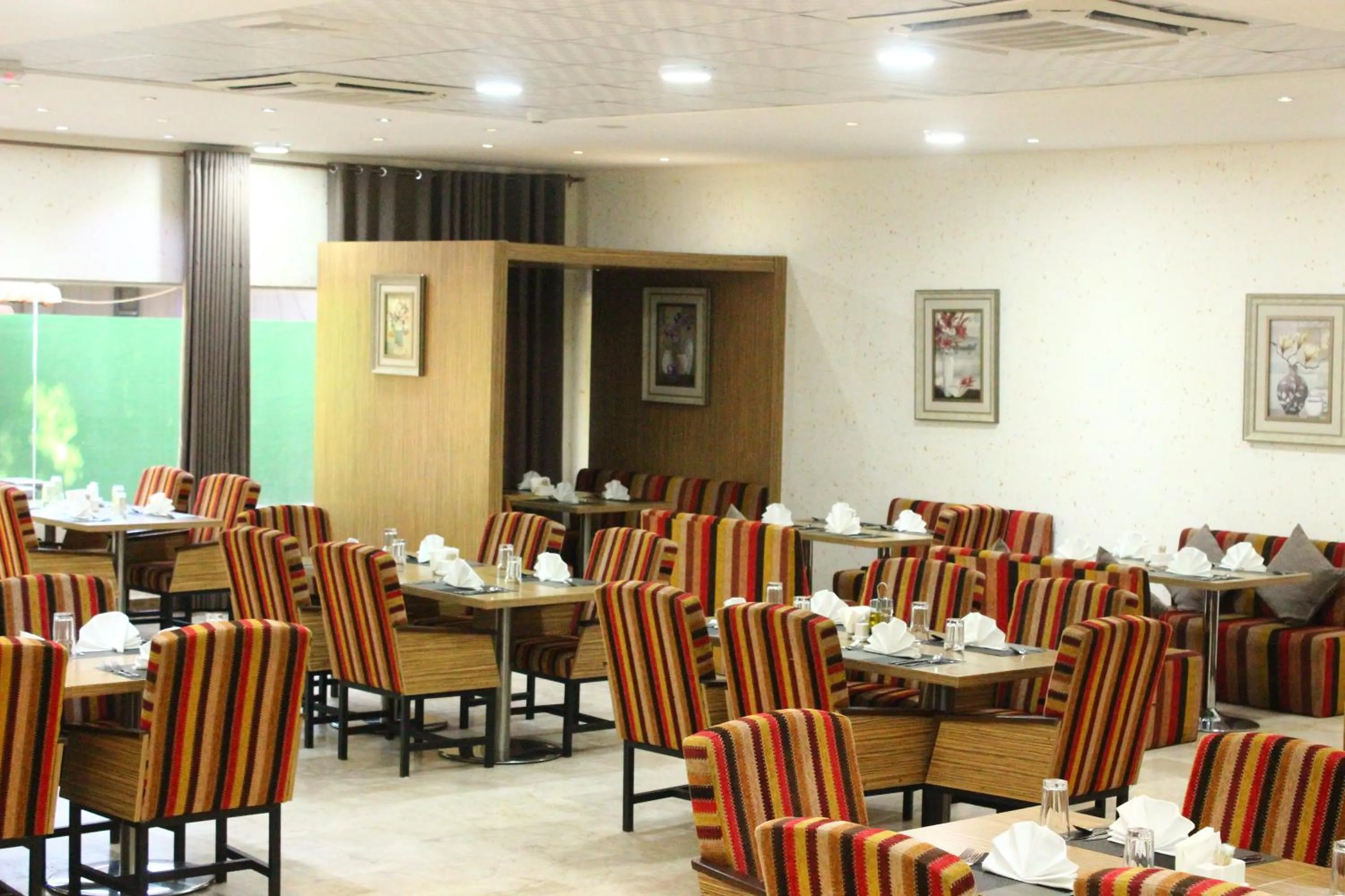 Restaurant/places to eat in Palm Hotel