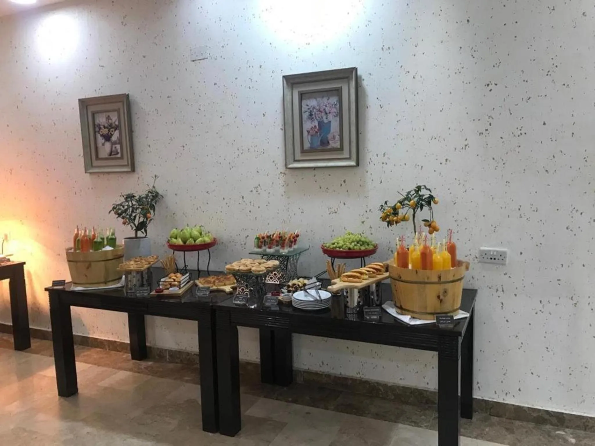 Restaurant/places to eat in Palm Hotel