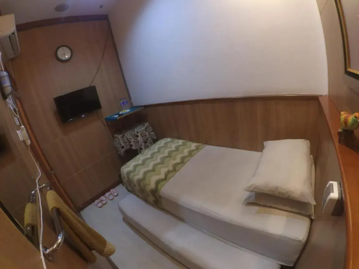 Standard Twin Room with Shared Bathroom in The Cabin Hotel Standard Twin Room with Shared Bathroom in The Cabin Hotel