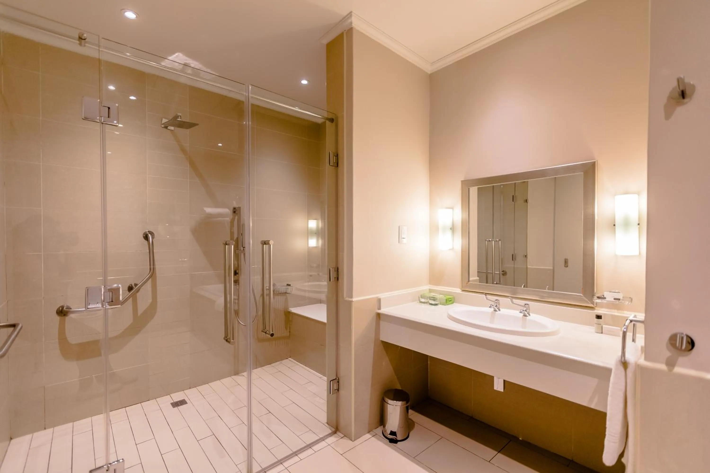 Shower in Gold Reef City Theme Park Hotel