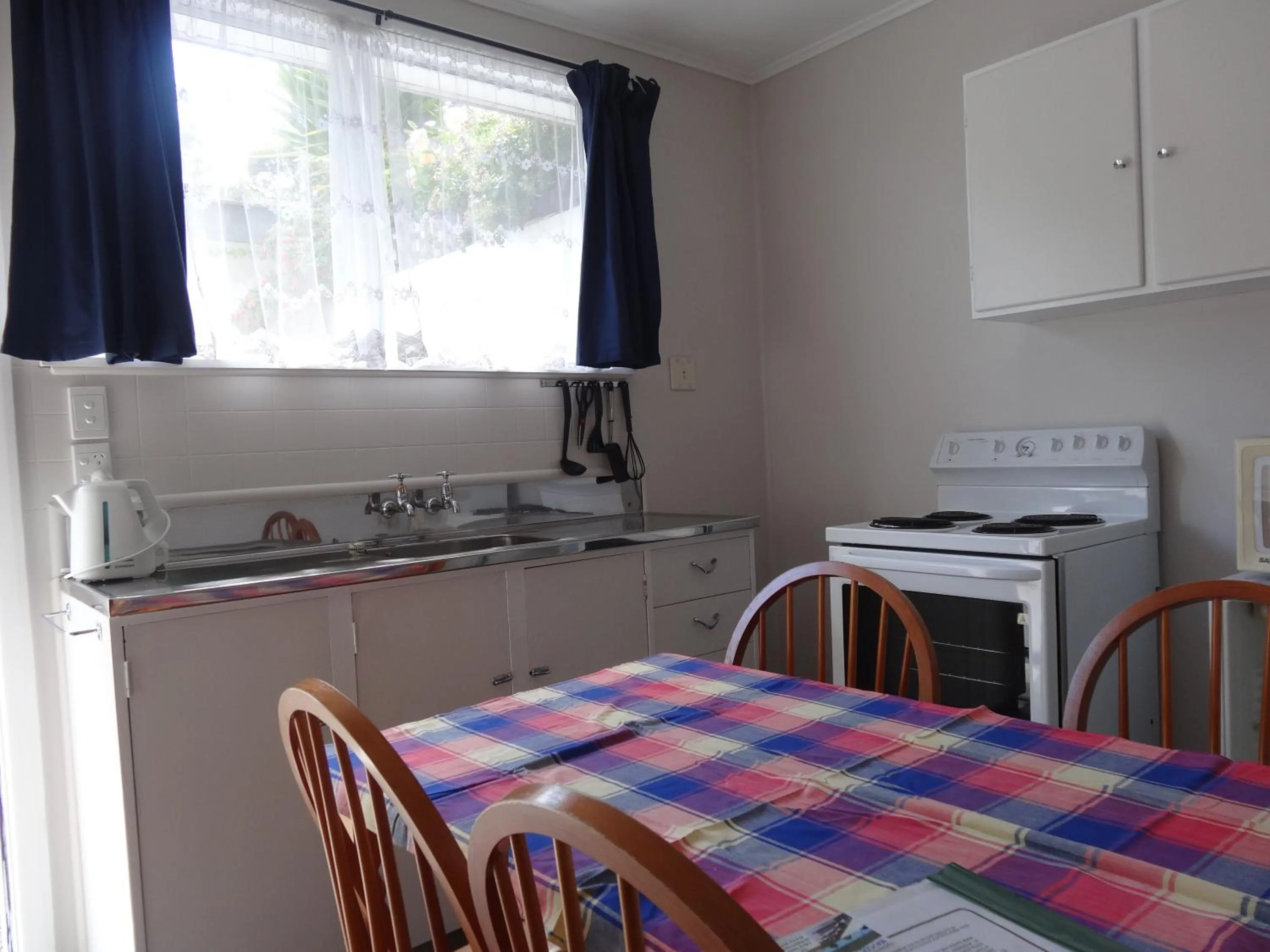 Kitchen or kitchenette in Beachside Sunnyvale Motel