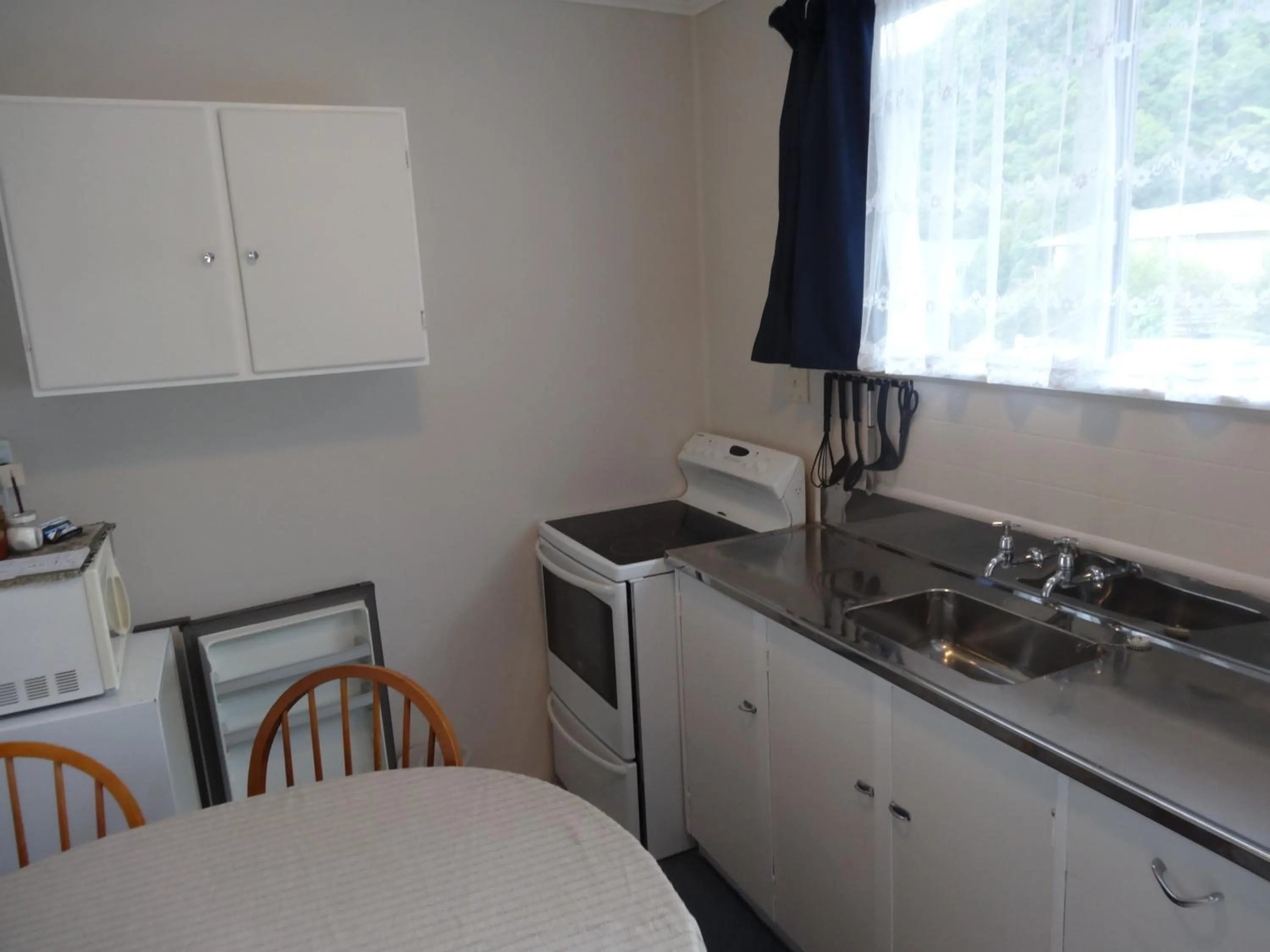 Kitchen or kitchenette in Beachside Sunnyvale Motel