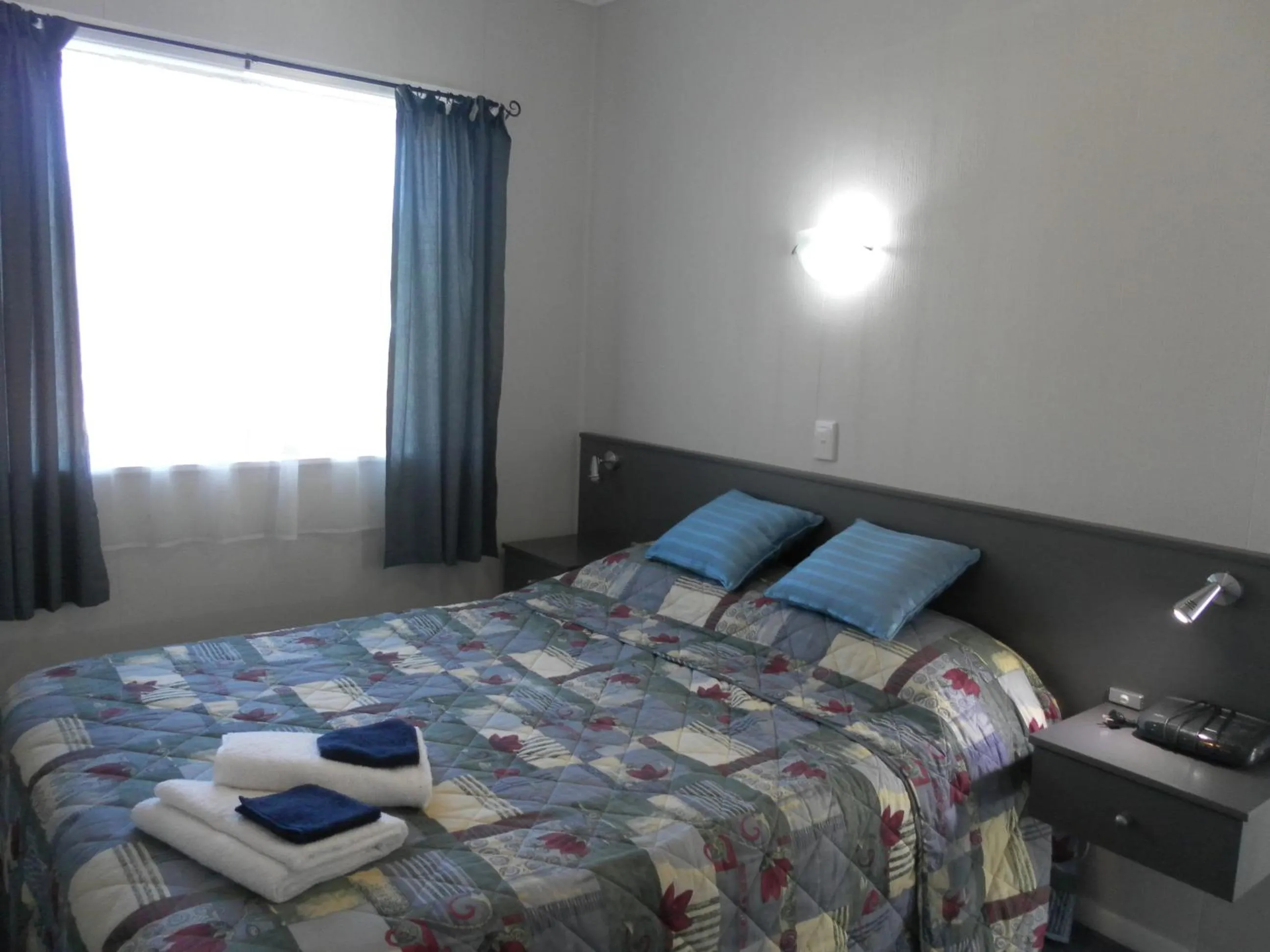 Bed in Beachside Sunnyvale Motel