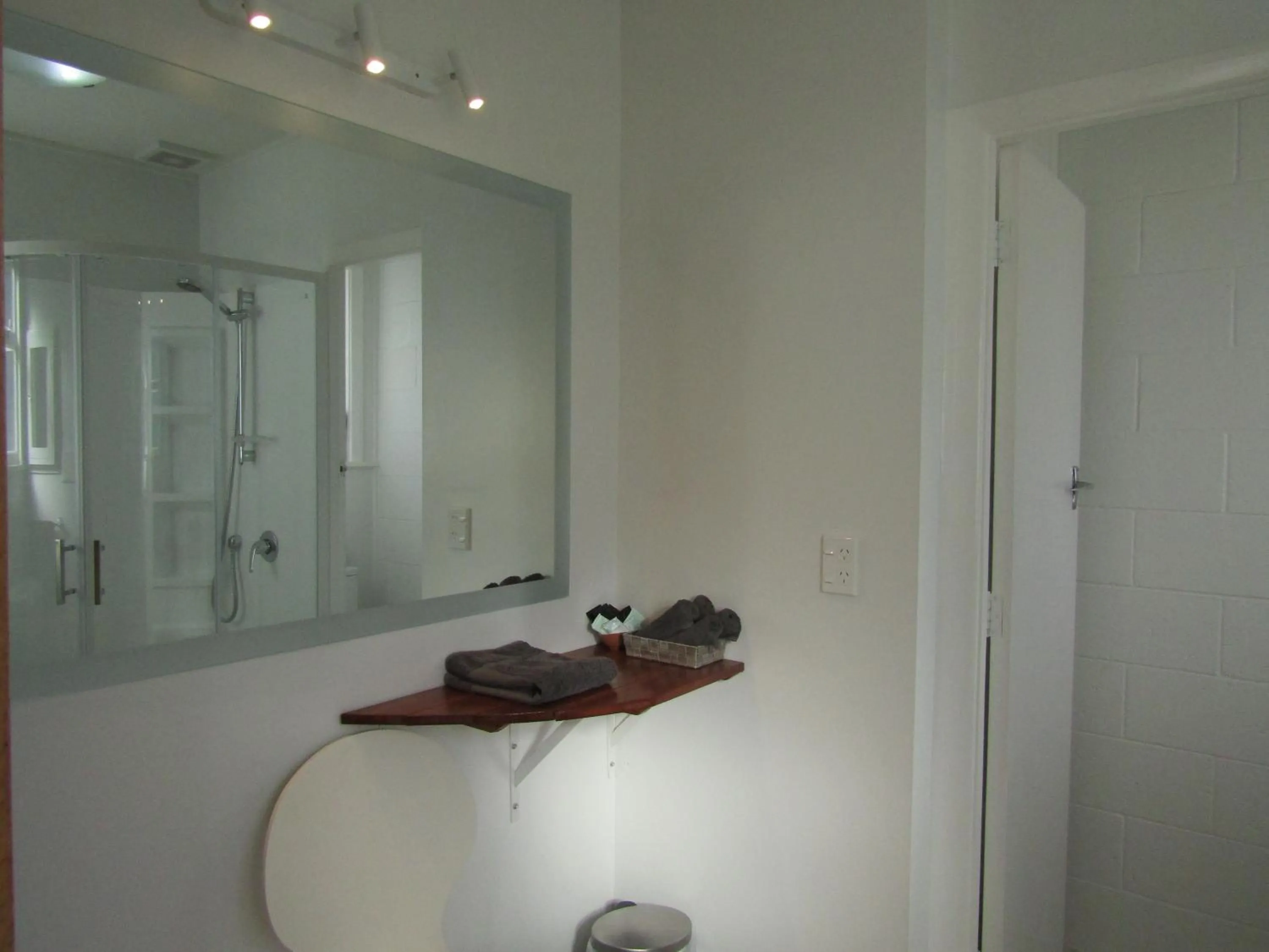 Bathroom in Beachside Sunnyvale Motel