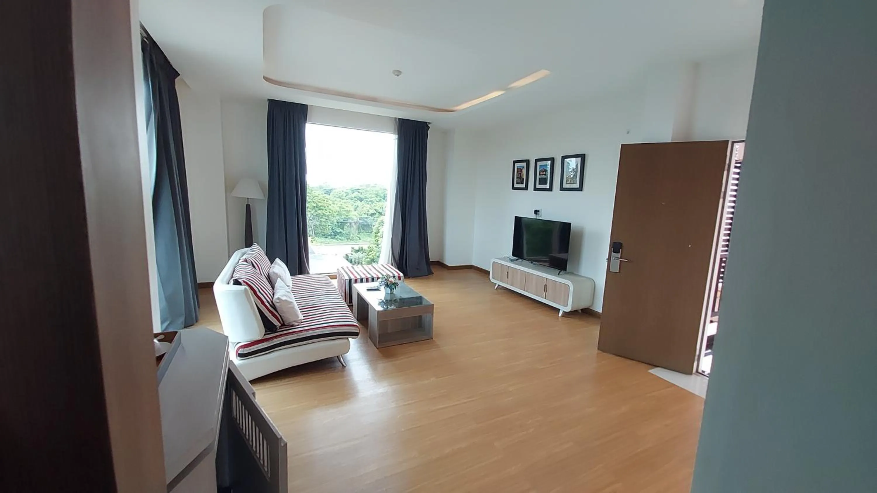 Communal lounge/ TV room in The River Hotel