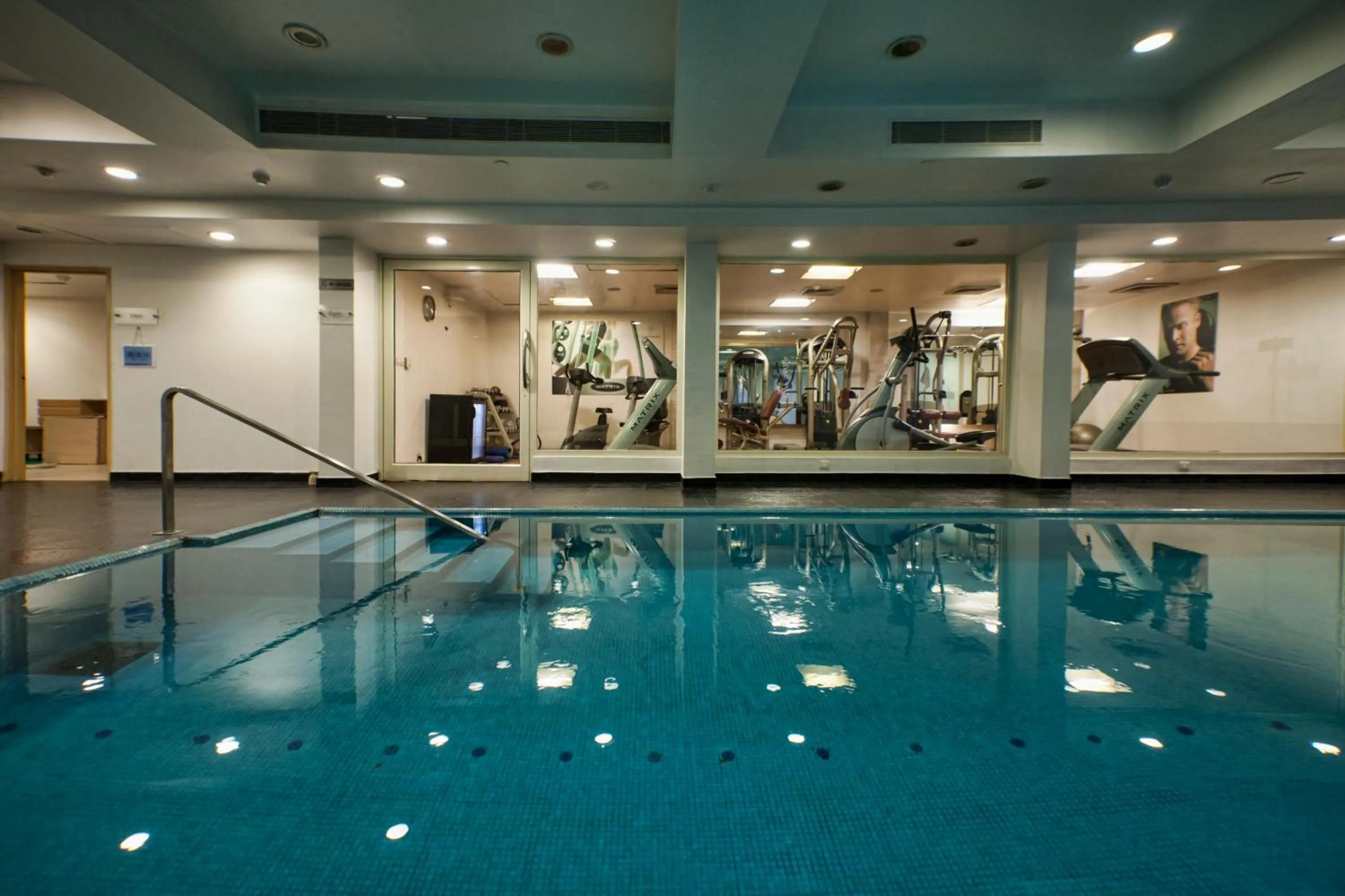 Swimming pool in Avalon Courtyard Residence Suites