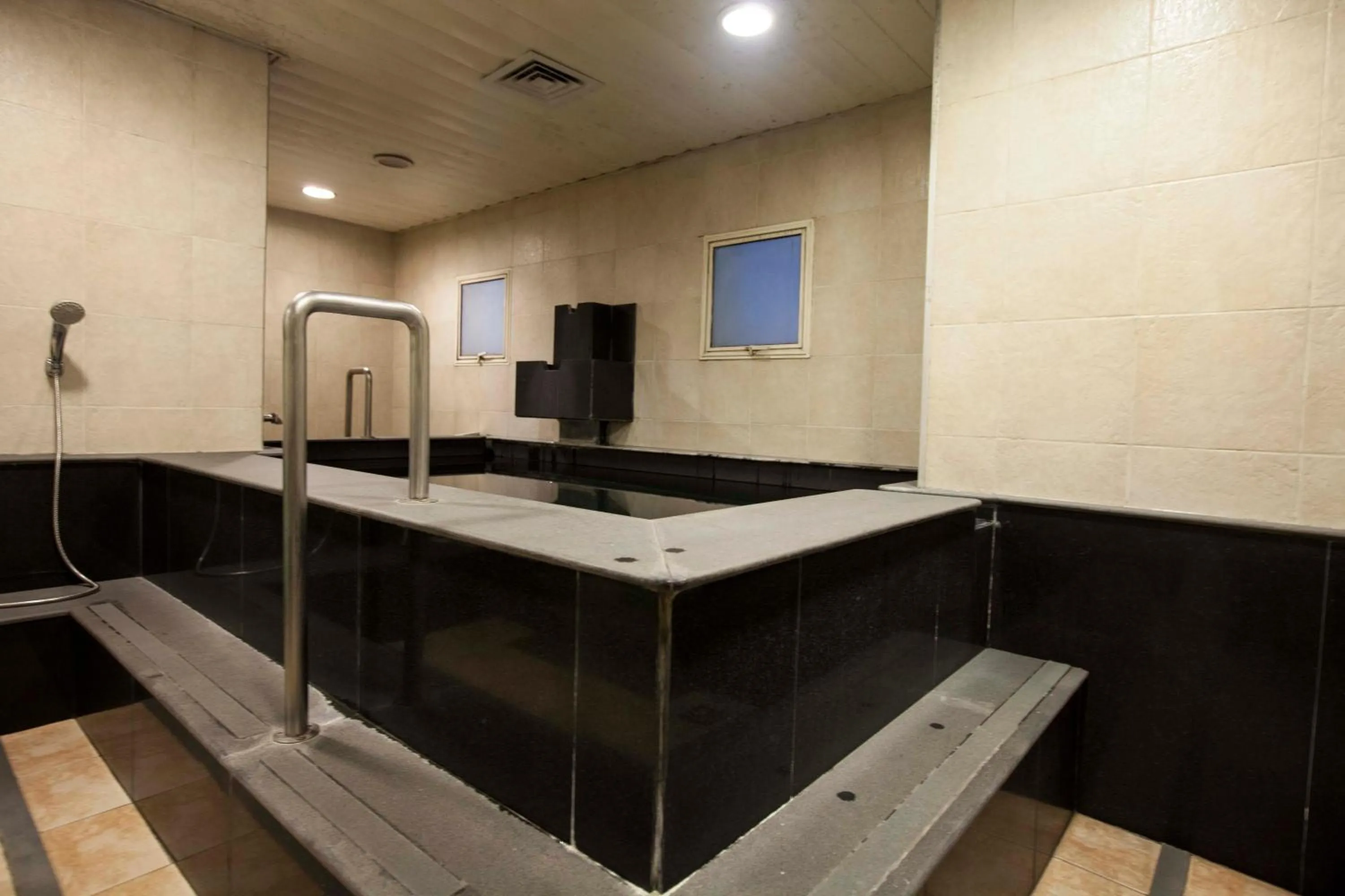 Swimming pool in Avalon Courtyard Residence Suites