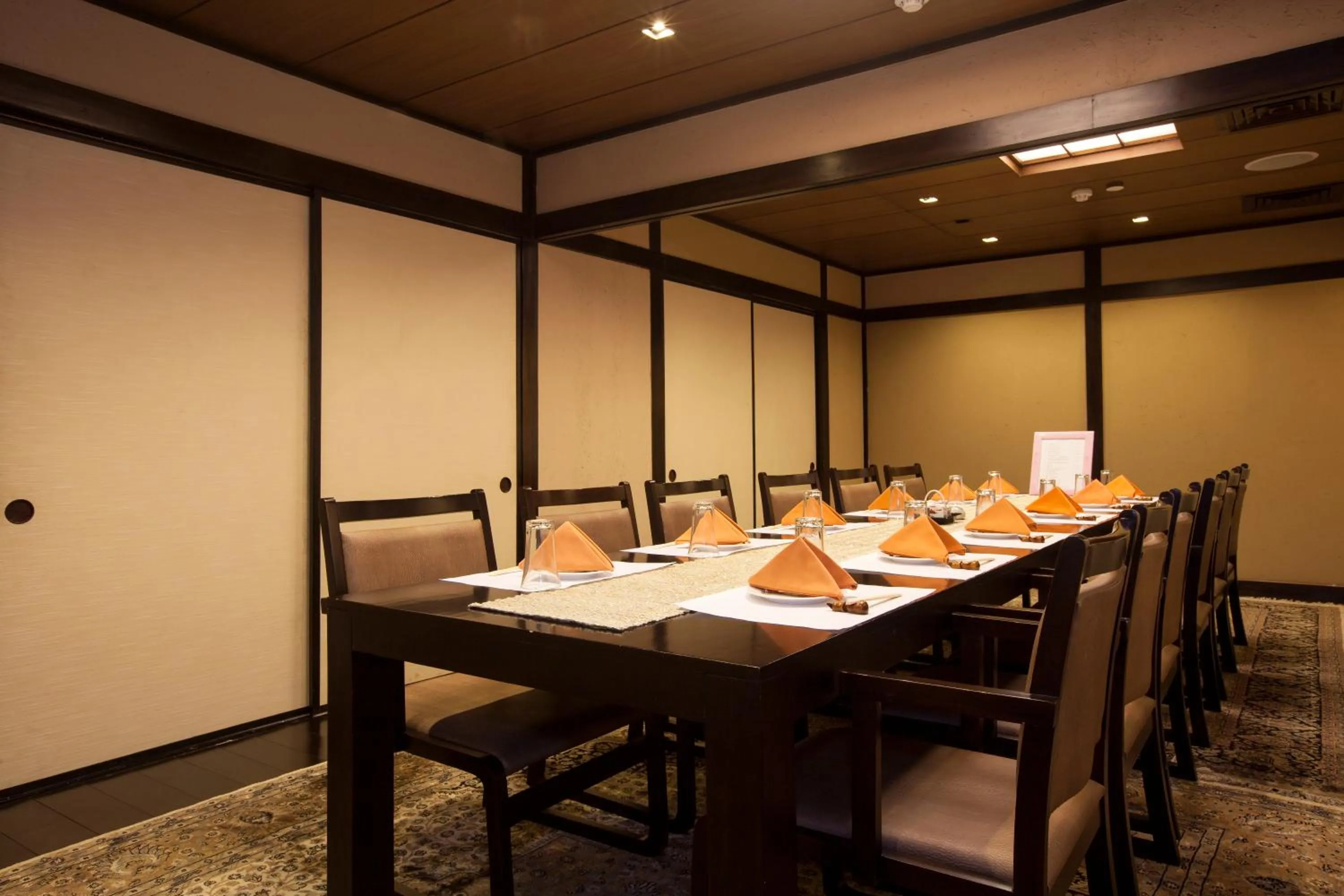 Restaurant/places to eat in Avalon Courtyard Residence Suites