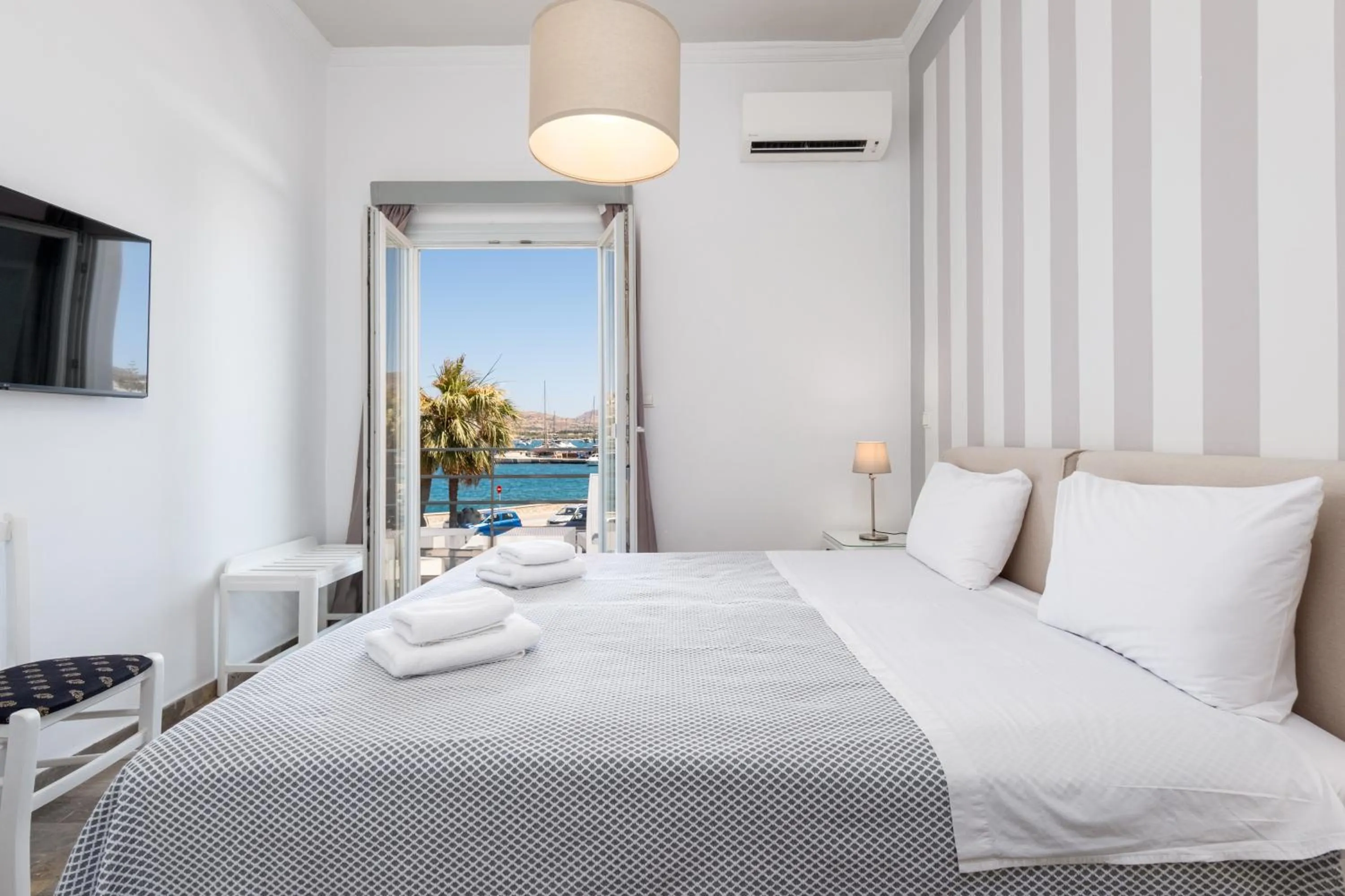 View (from property/room), Bed in Hotel Oasis