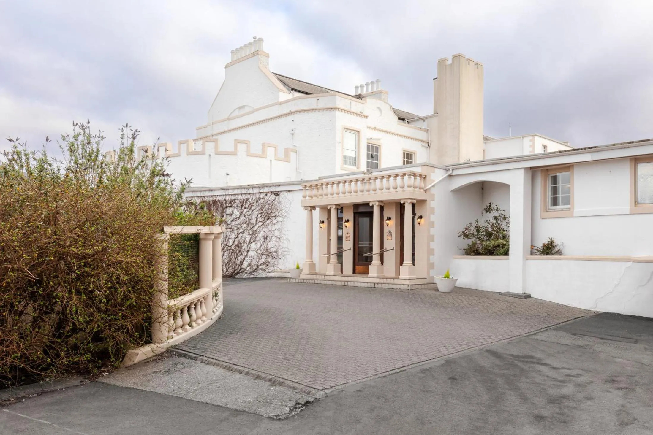 Facade/entrance in North West Castle Hotel