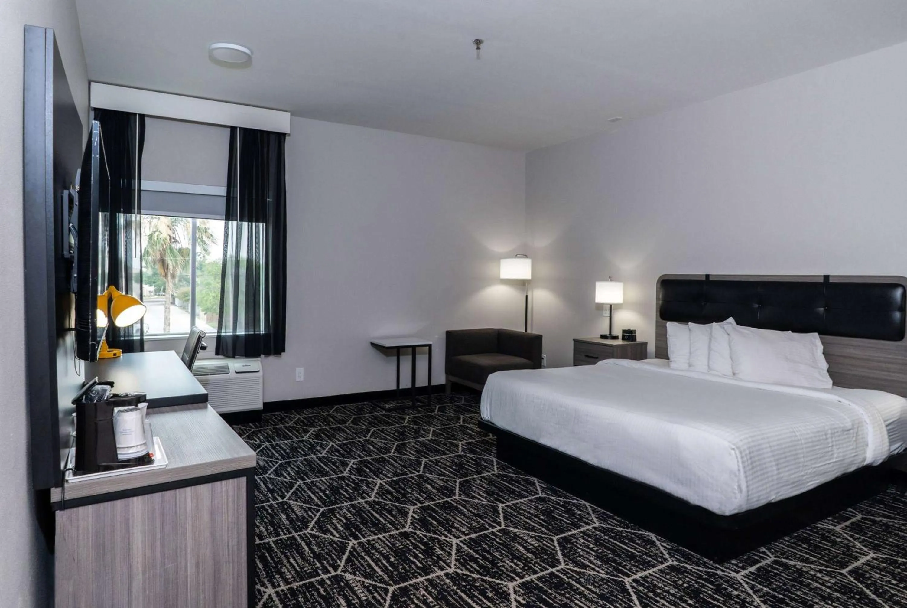 Photo of the whole room, Bed in La Quinta Inn & Suites by Wyndham Corpus Christi Southeast