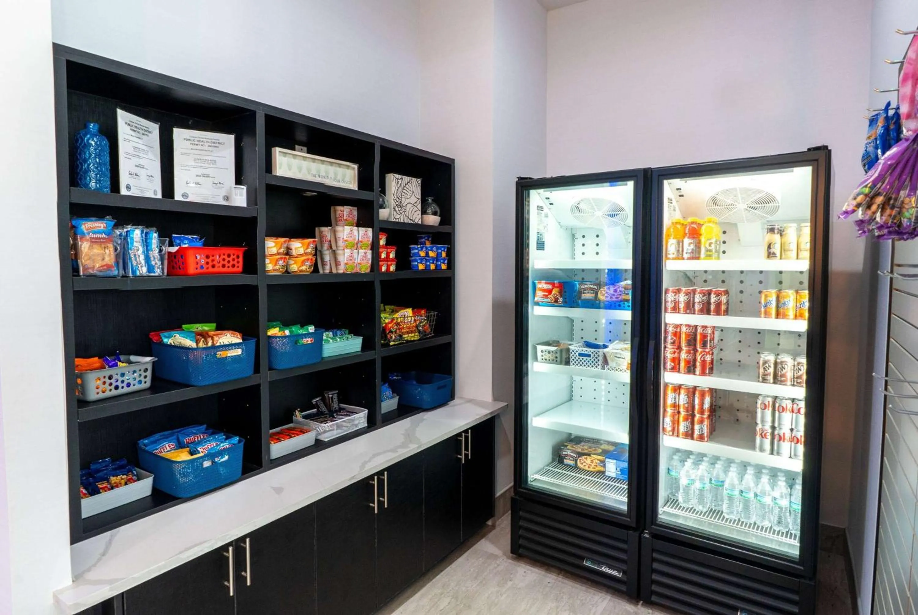 Kitchen or kitchenette in La Quinta Inn & Suites by Wyndham Corpus Christi Southeast