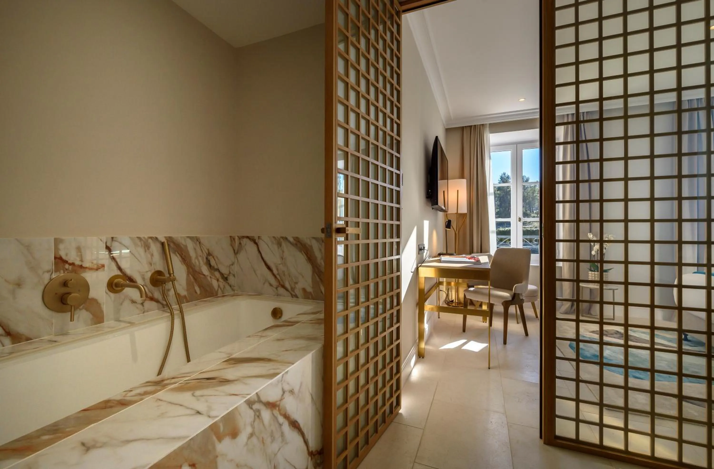 Restaurant/places to eat, Bed in Domaine de Valmouriane