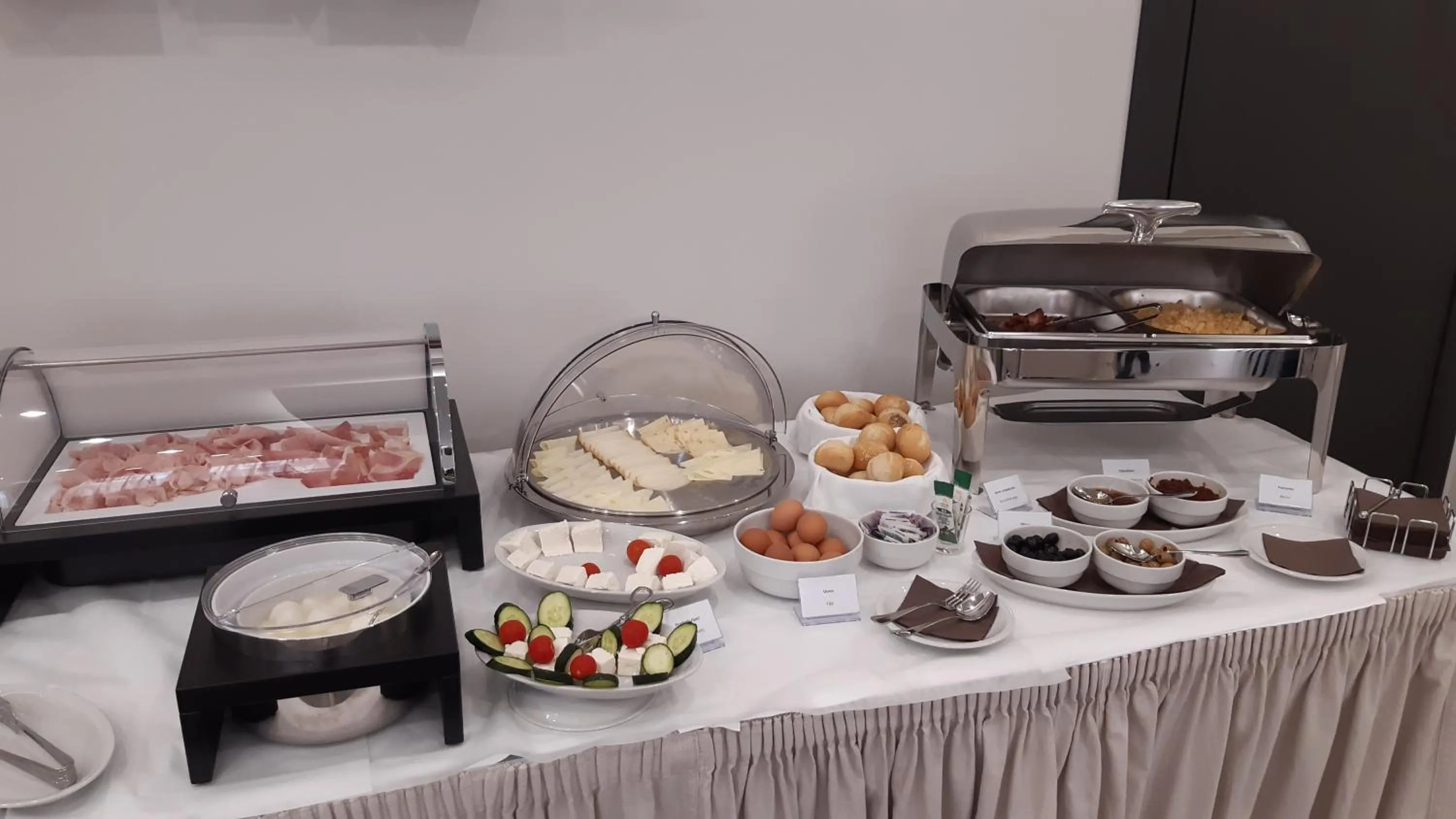 Breakfast in Hotel 1921