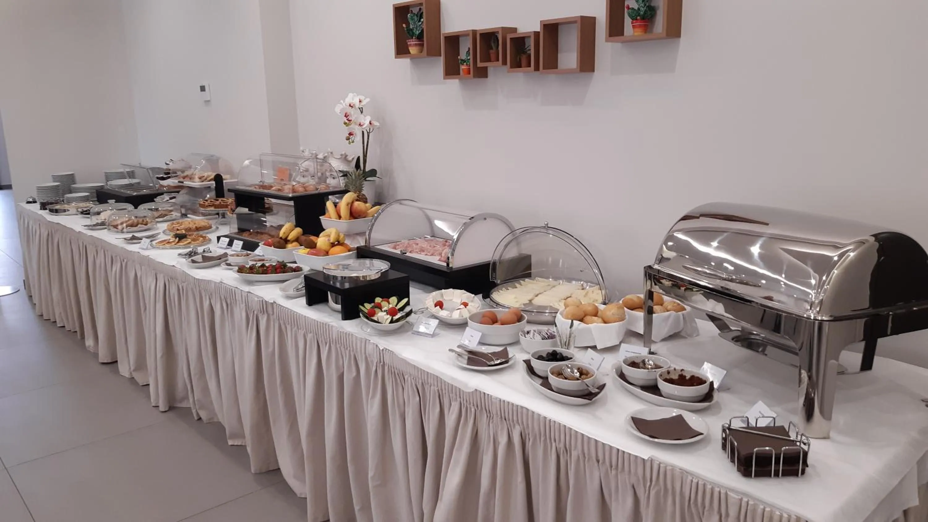 Breakfast in Hotel 1921