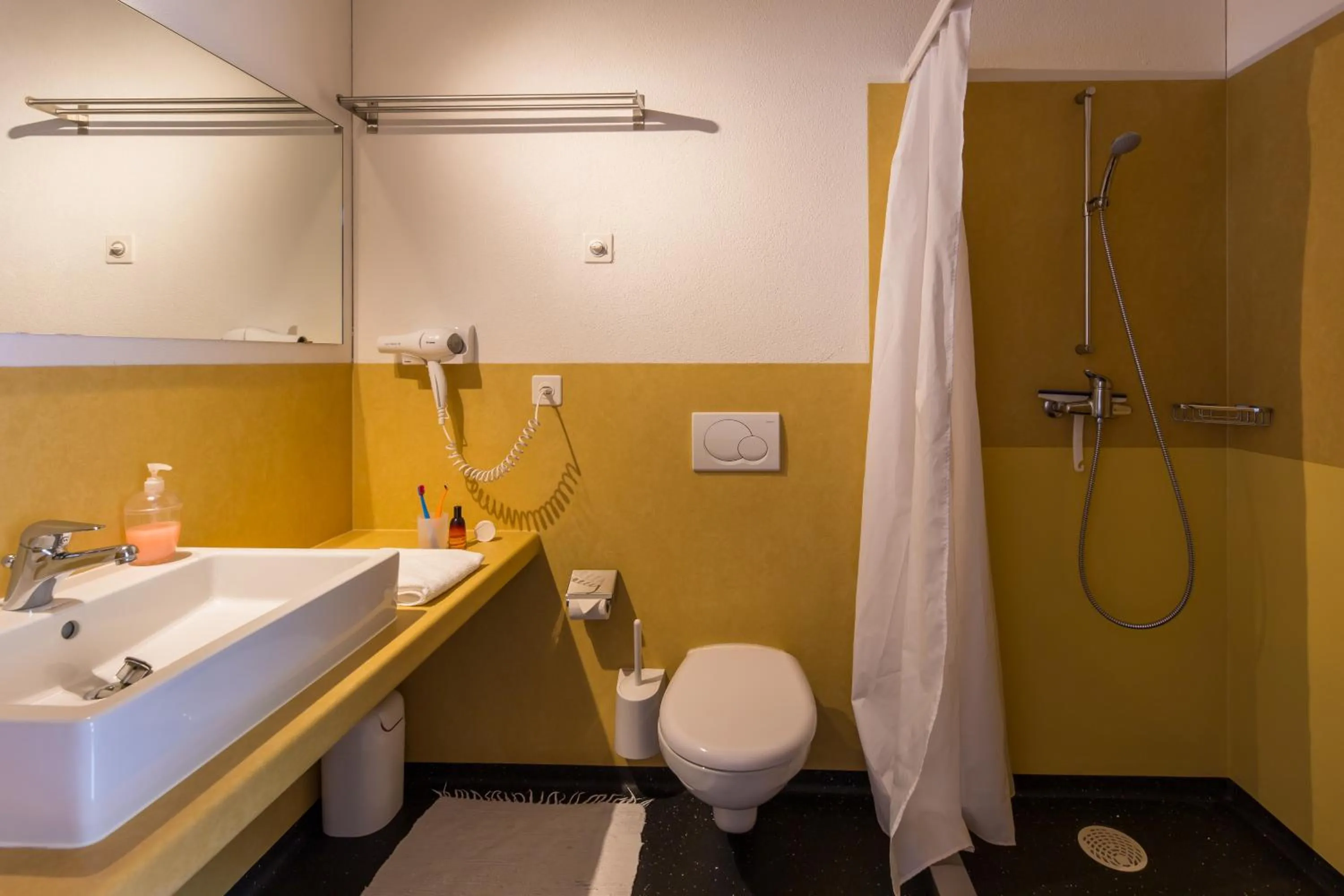 Shower in Hotel Pizzo Vogorno