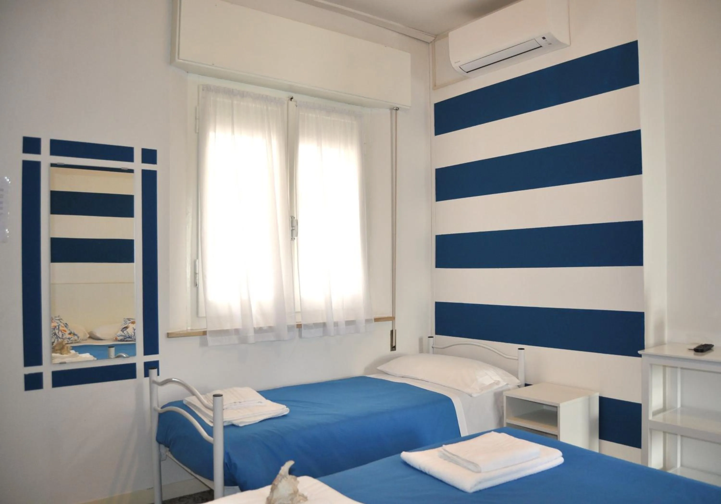 Bed in Hotel Susy - Ambienti rinnovati - direttamente su viale Dante e a due passi dal mare