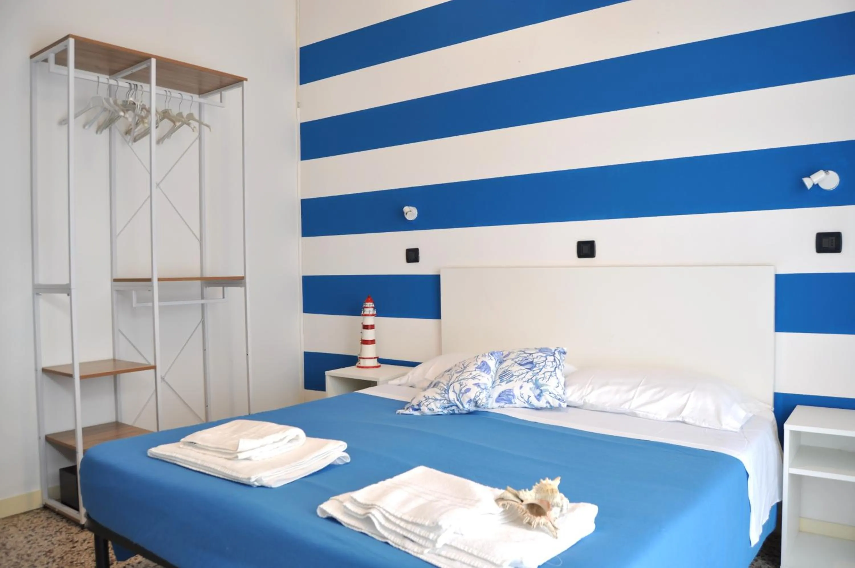Bed in Hotel Susy - Ambienti rinnovati - direttamente su viale Dante e a due passi dal mare