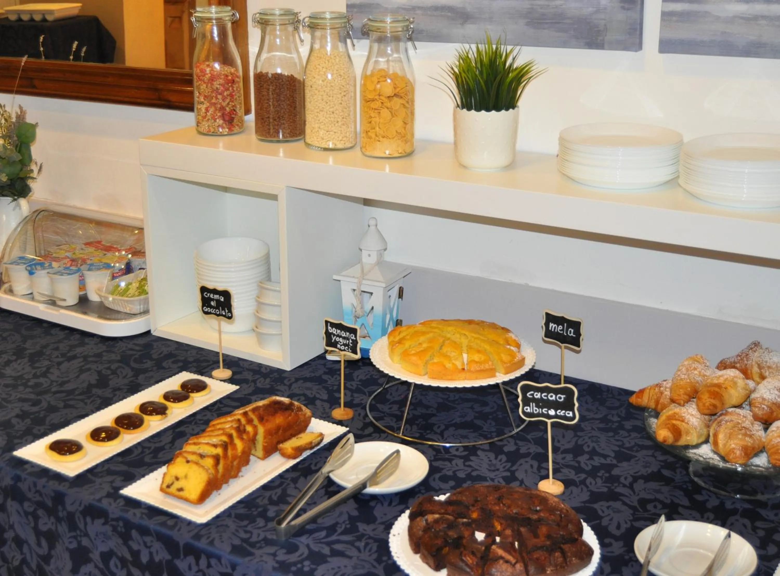 Breakfast in Hotel Susy - Ambienti rinnovati - direttamente su viale Dante e a due passi dal mare