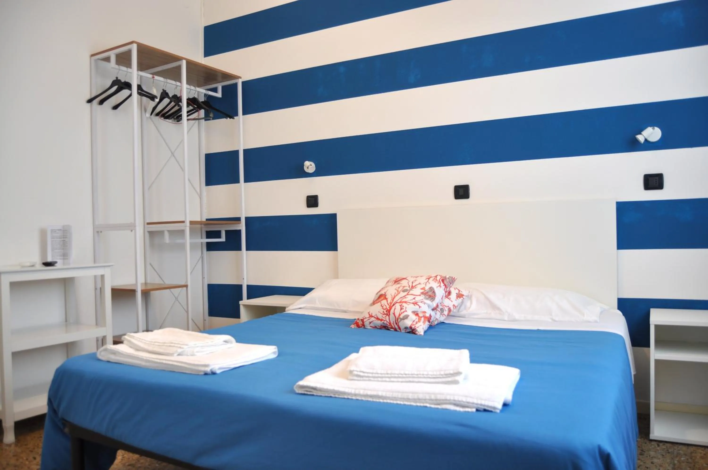 Bed in Hotel Susy - Ambienti rinnovati - direttamente su viale Dante e a due passi dal mare