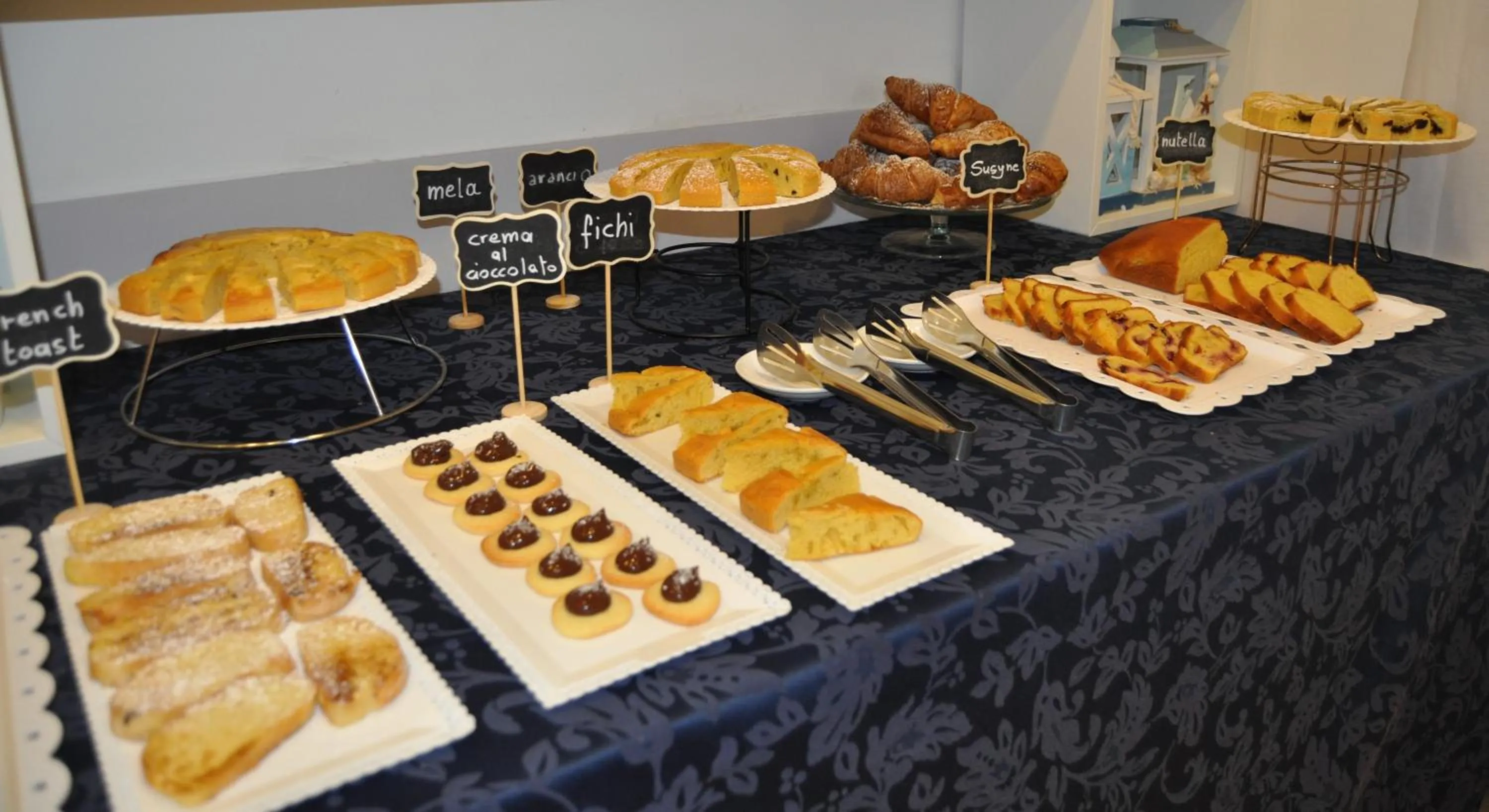 Breakfast in Hotel Susy - Ambienti rinnovati - direttamente su viale Dante e a due passi dal mare