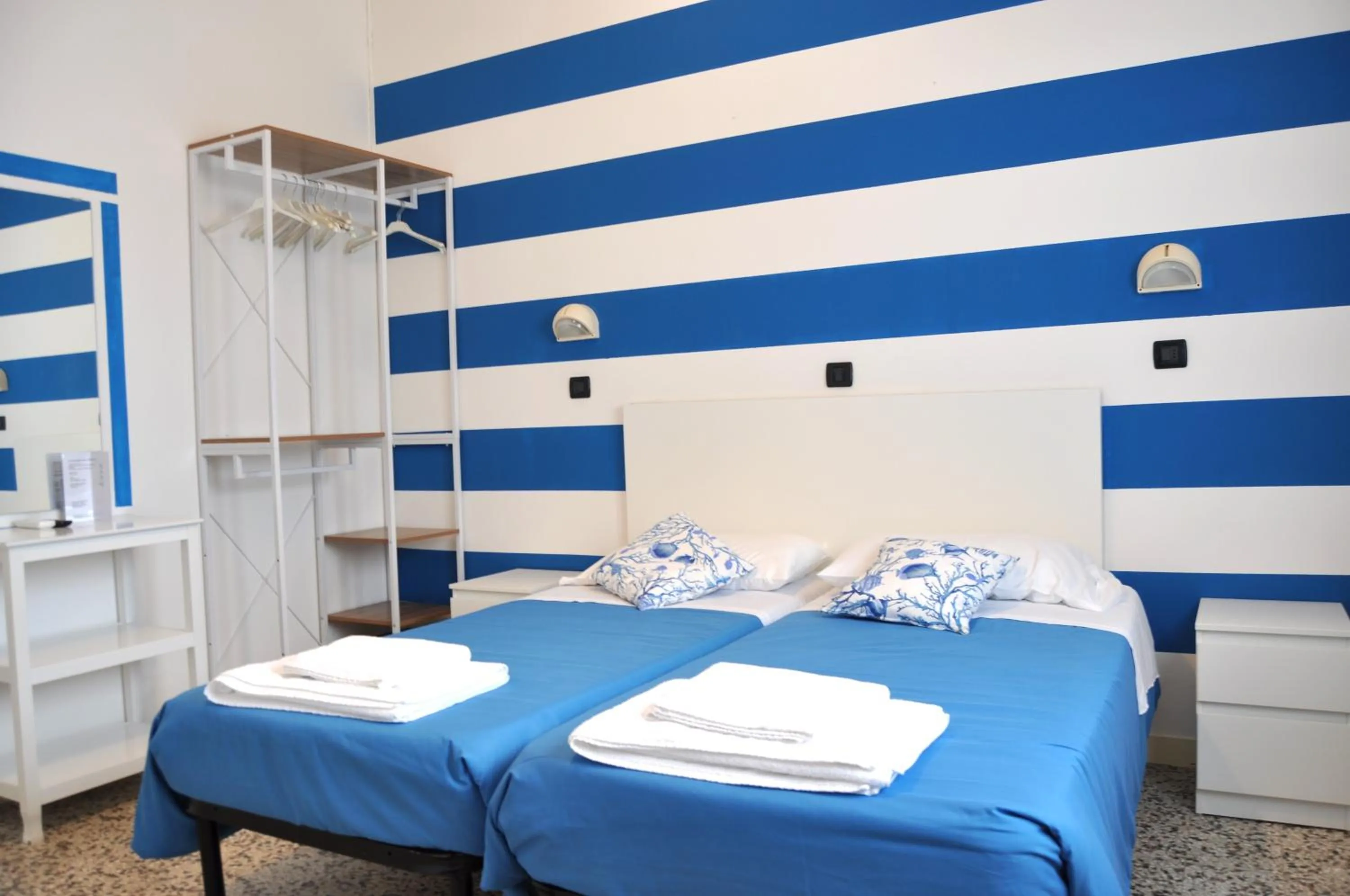 Bed in Hotel Susy - Ambienti rinnovati - direttamente su viale Dante e a due passi dal mare