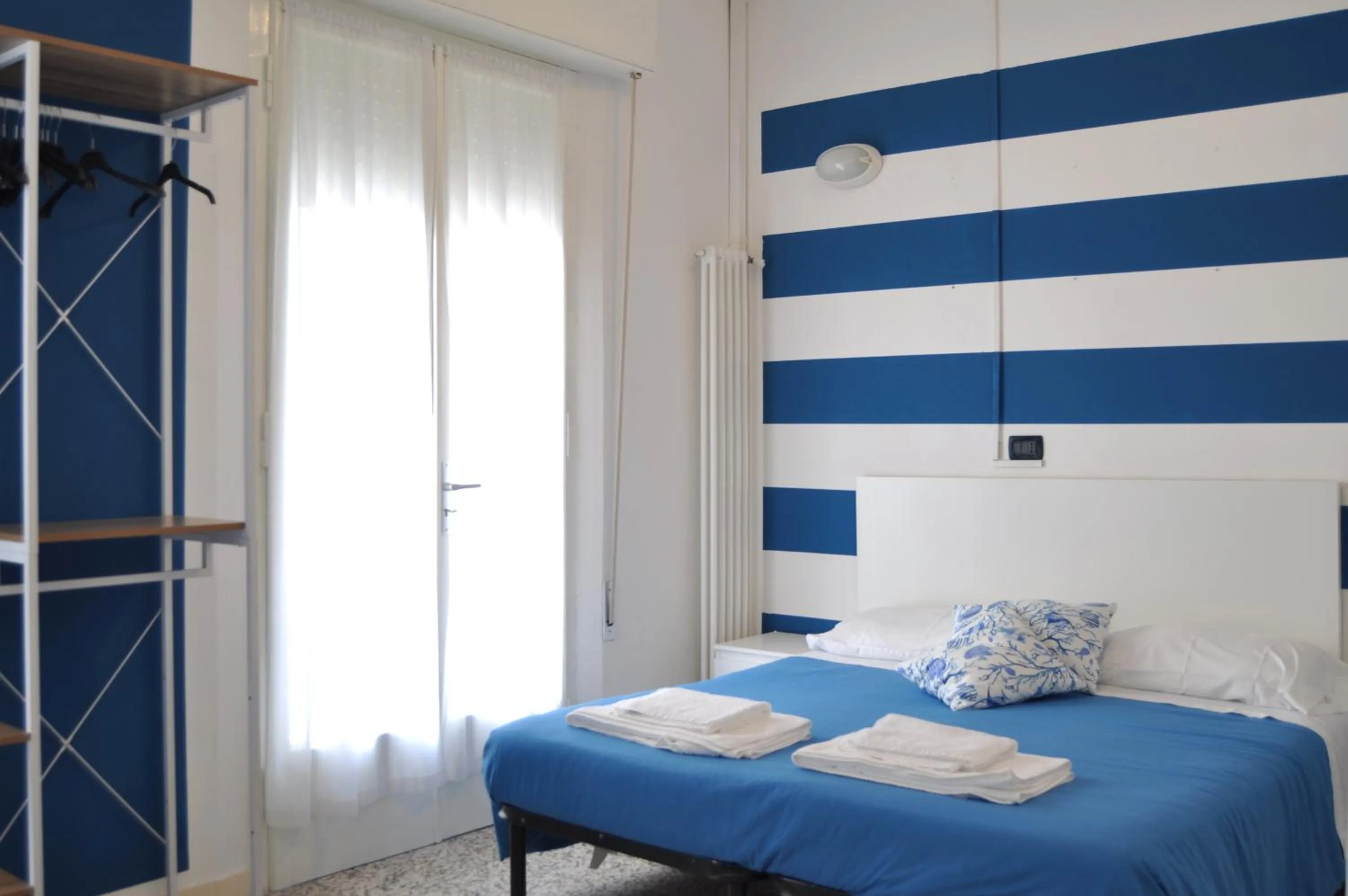 Bed in Hotel Susy - Ambienti rinnovati - direttamente su viale Dante e a due passi dal mare