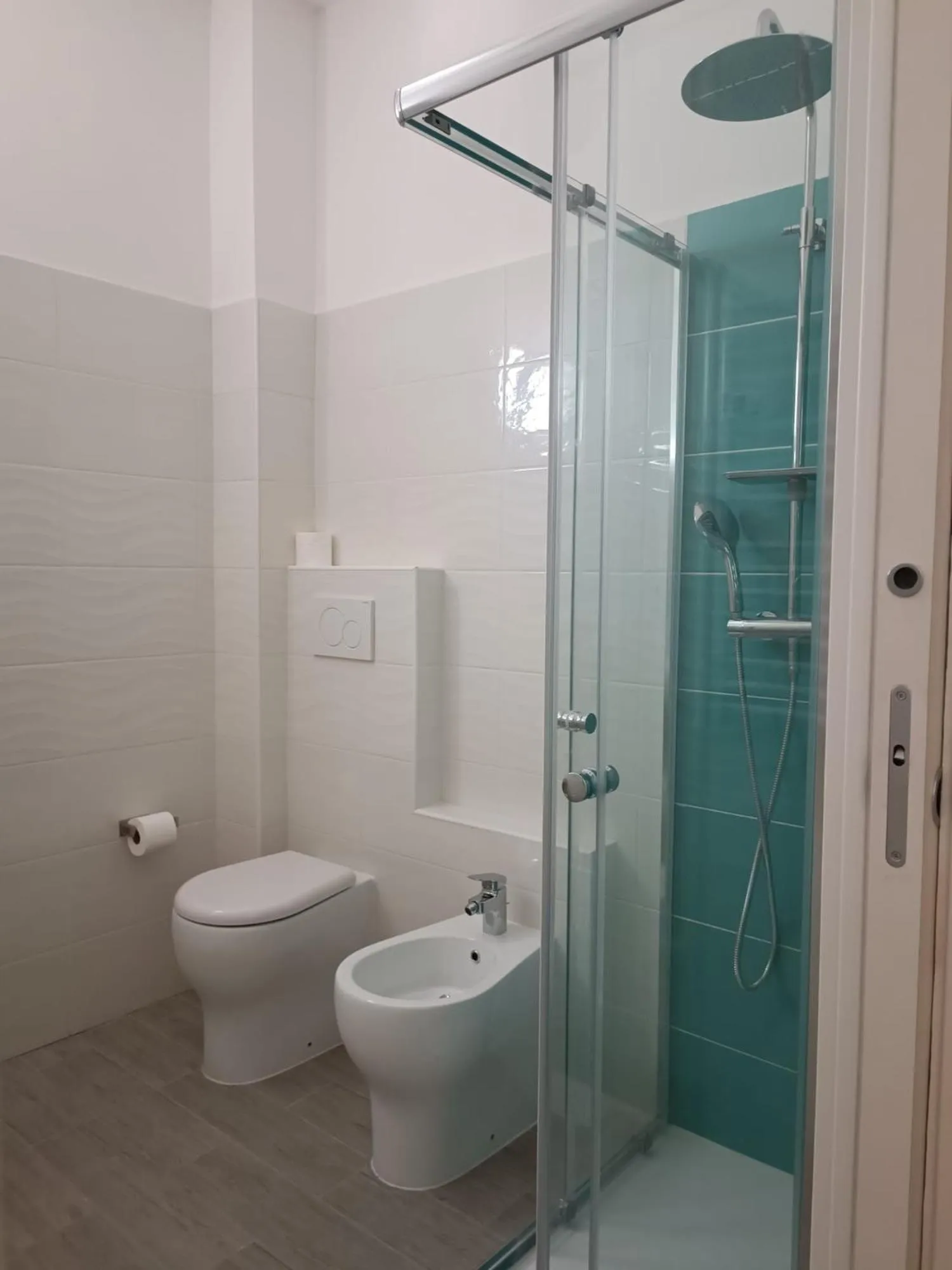 Bathroom in Hotel Susy - Ambienti rinnovati - direttamente su viale Dante e a due passi dal mare