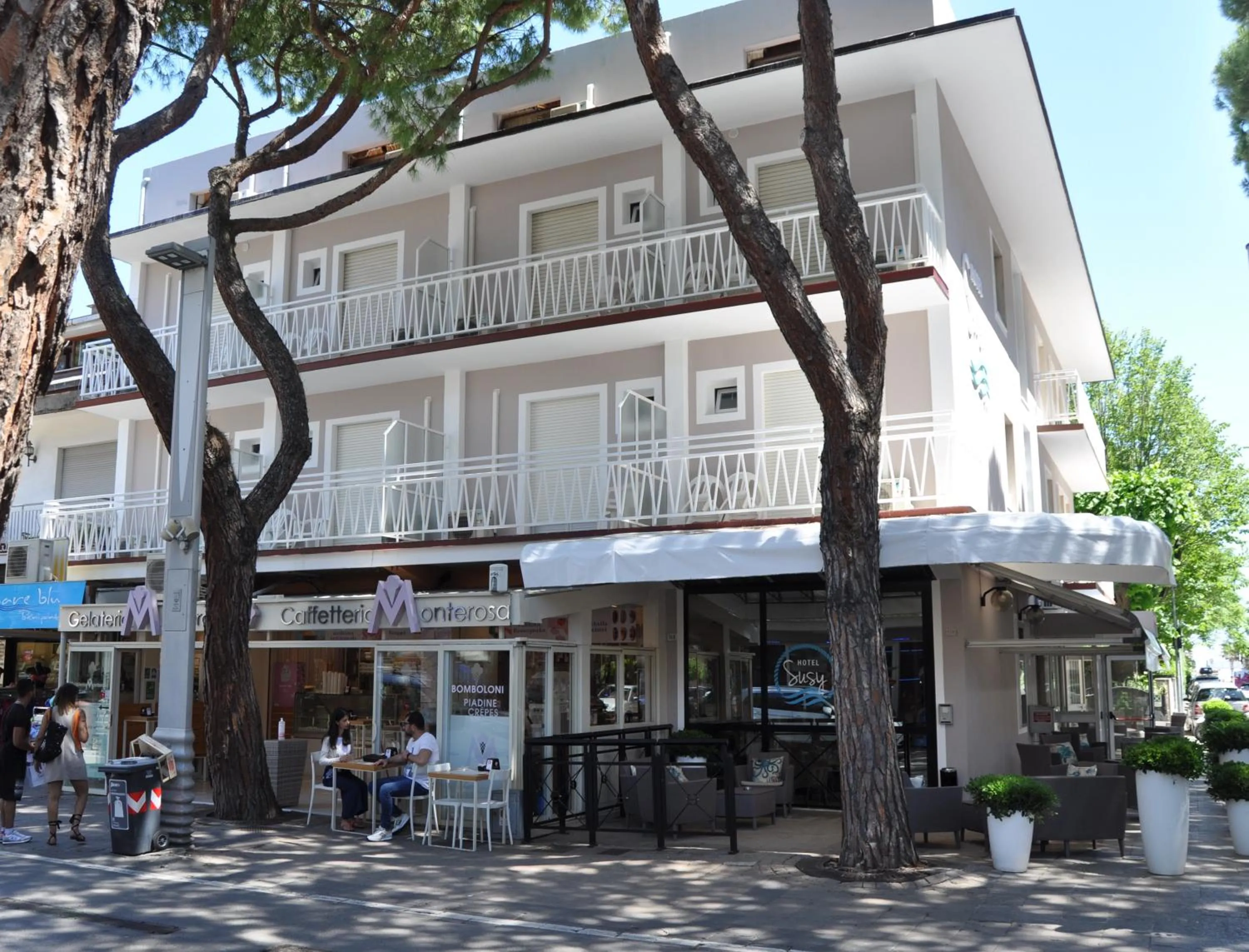 Property building in Hotel Susy - Ambienti rinnovati - direttamente su viale Dante e a due passi dal mare