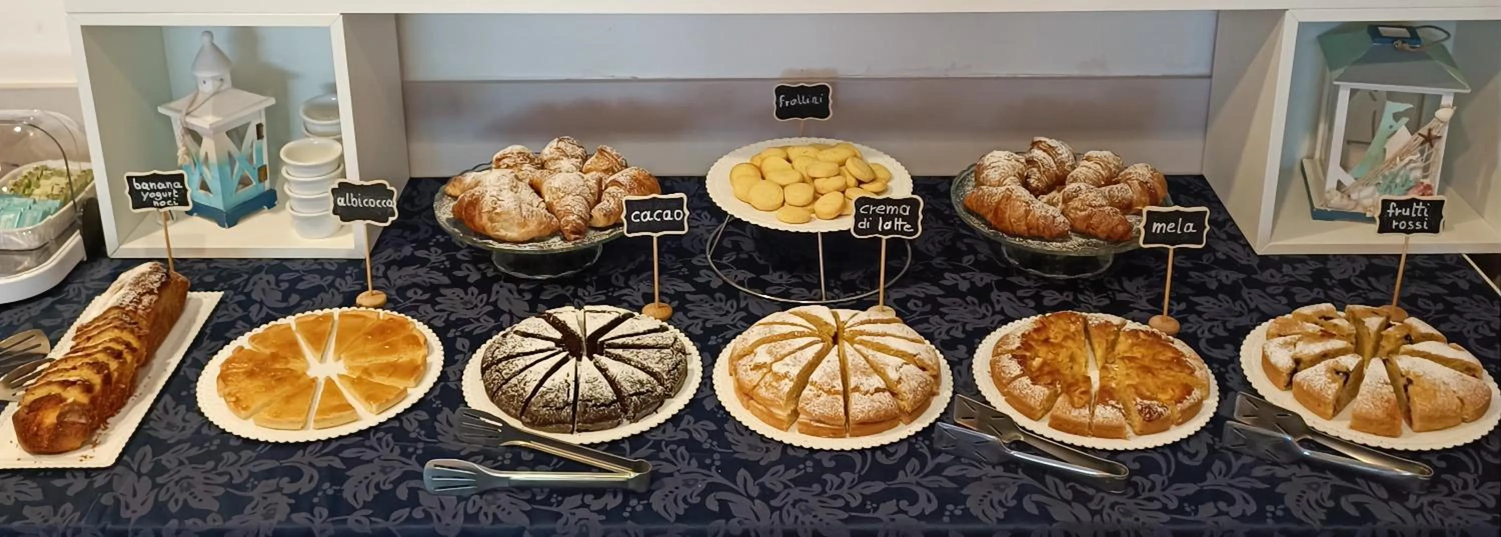 Breakfast in Hotel Susy - Ambienti rinnovati - direttamente su viale Dante e a due passi dal mare