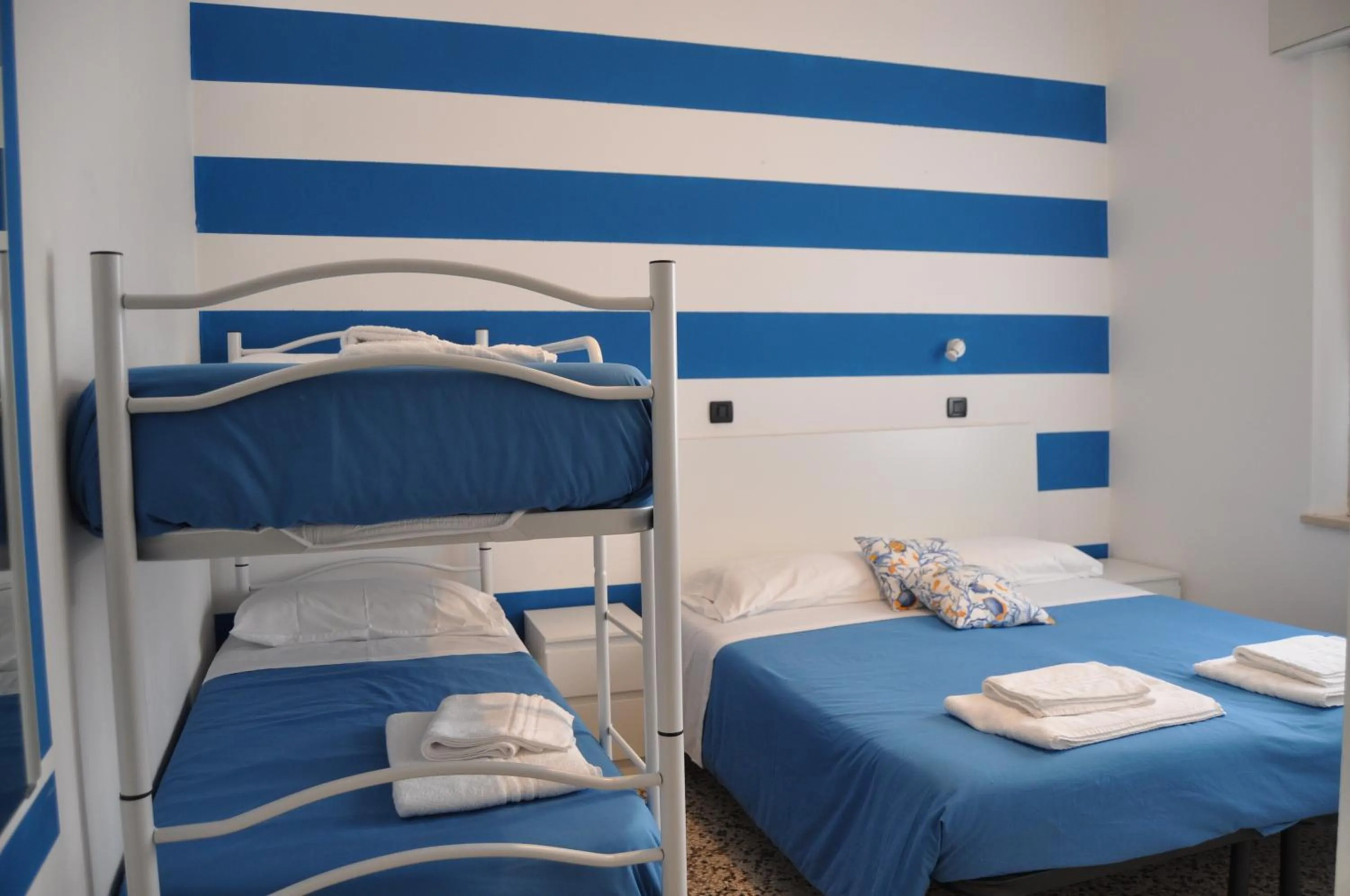 Bed in Hotel Susy - Ambienti rinnovati - direttamente su viale Dante e a due passi dal mare