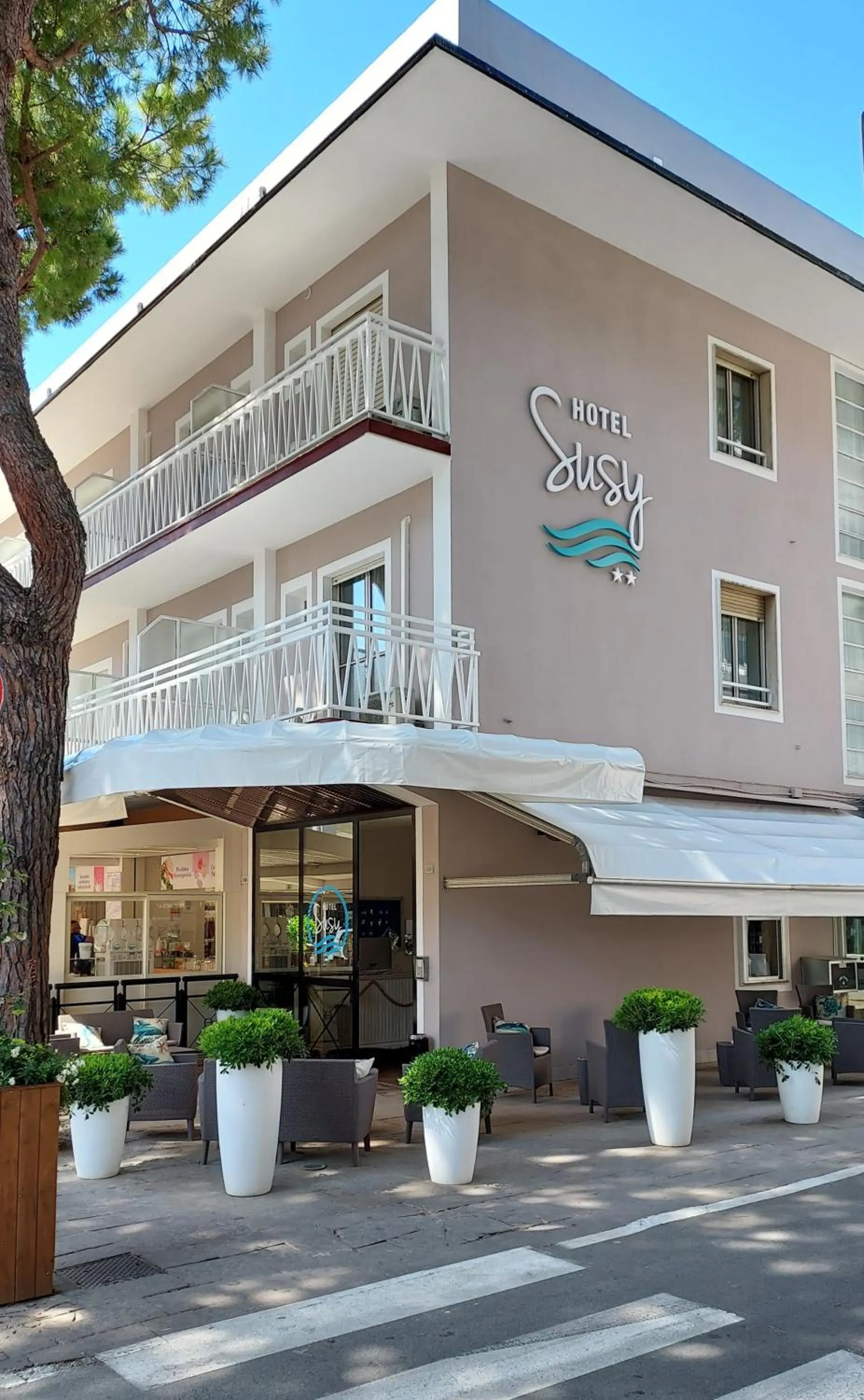 Property building in Hotel Susy - Ambienti rinnovati - direttamente su viale Dante e a due passi dal mare