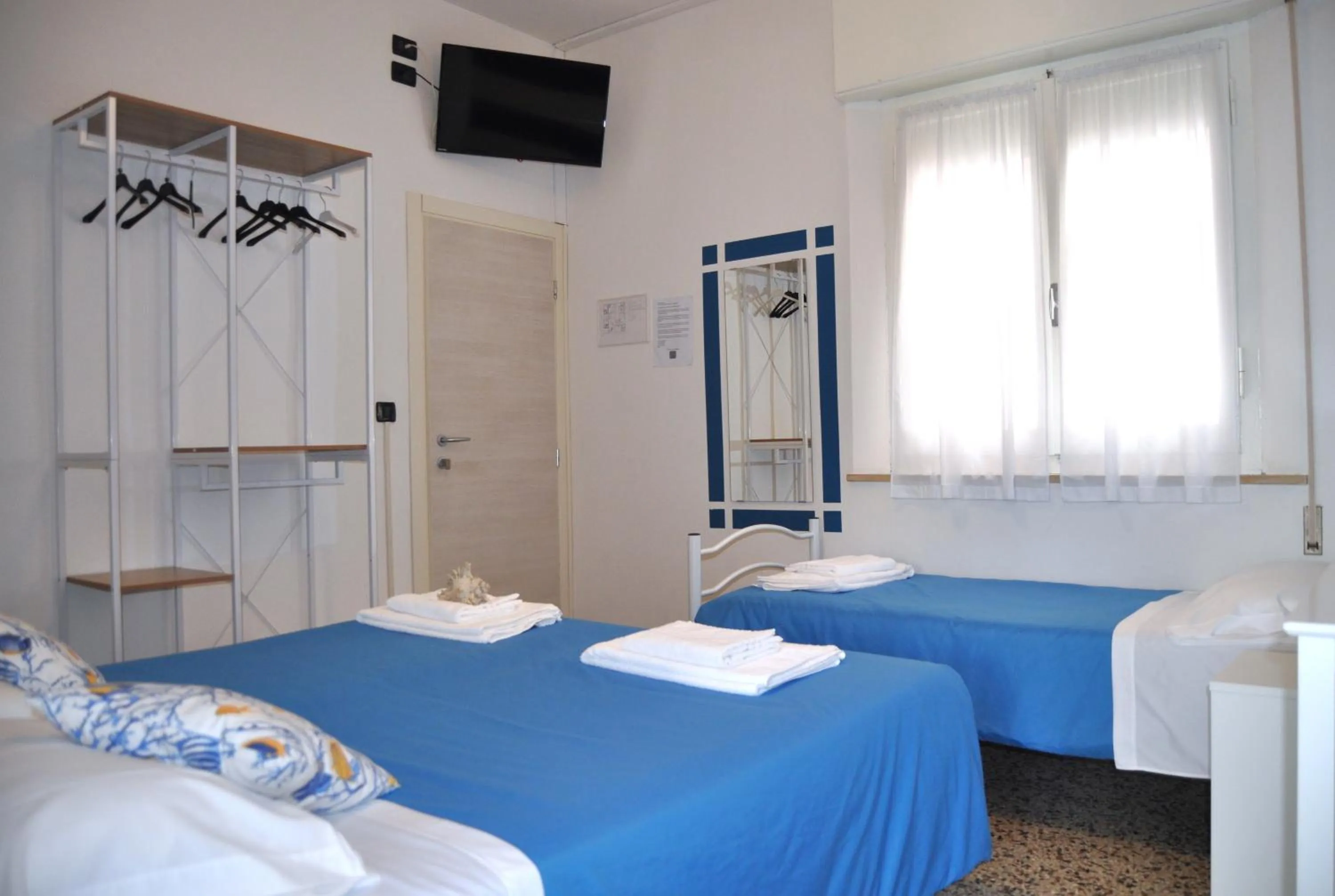 Bed in Hotel Susy - Ambienti rinnovati - direttamente su viale Dante e a due passi dal mare