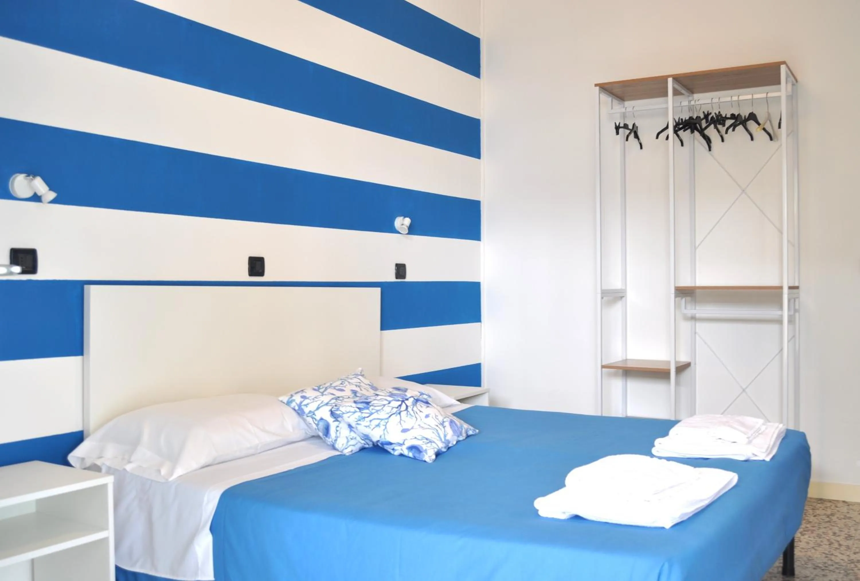 Bed in Hotel Susy - Ambienti rinnovati - direttamente su viale Dante e a due passi dal mare