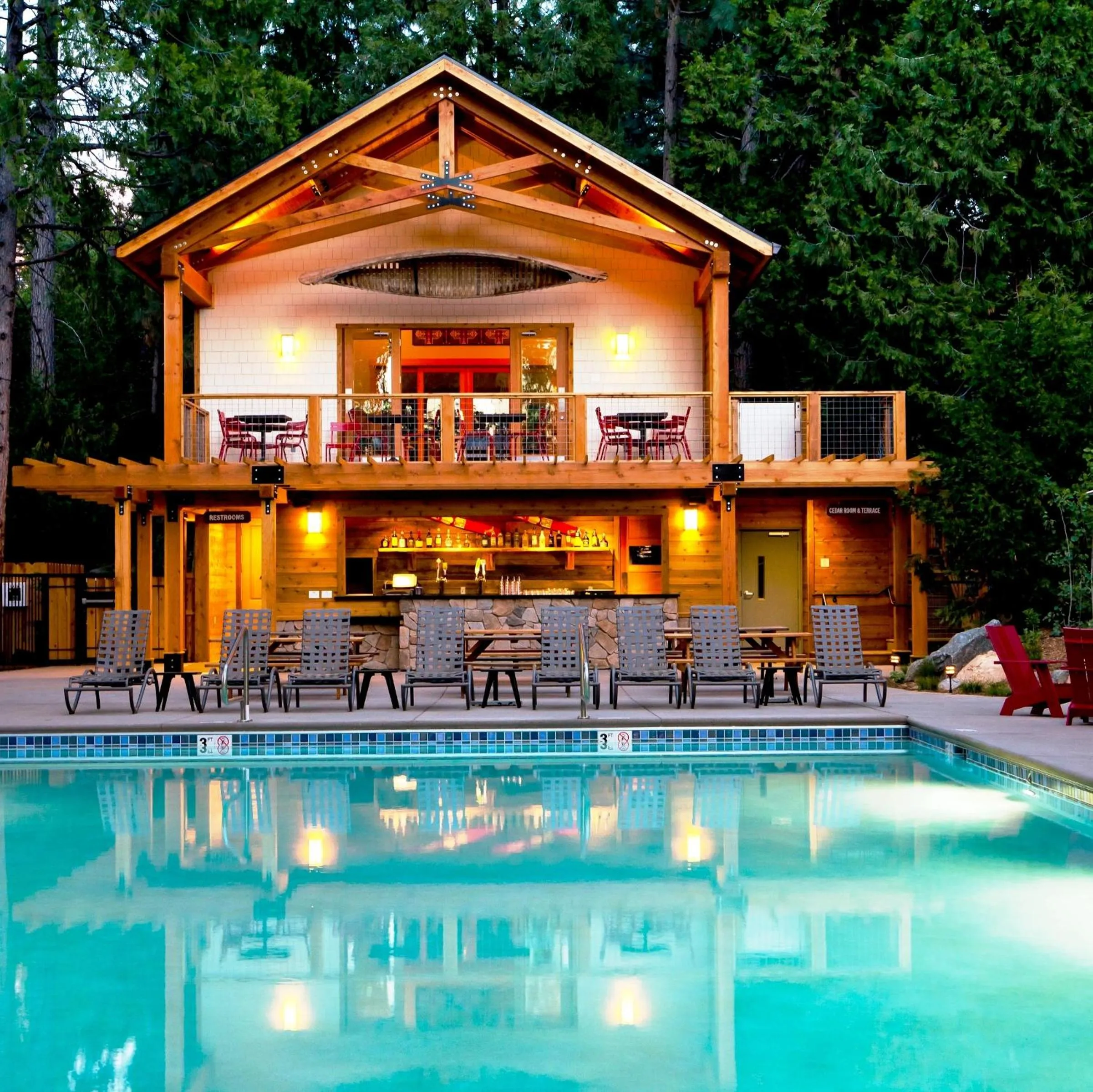Swimming pool in Evergreen Lodge at Yosemite