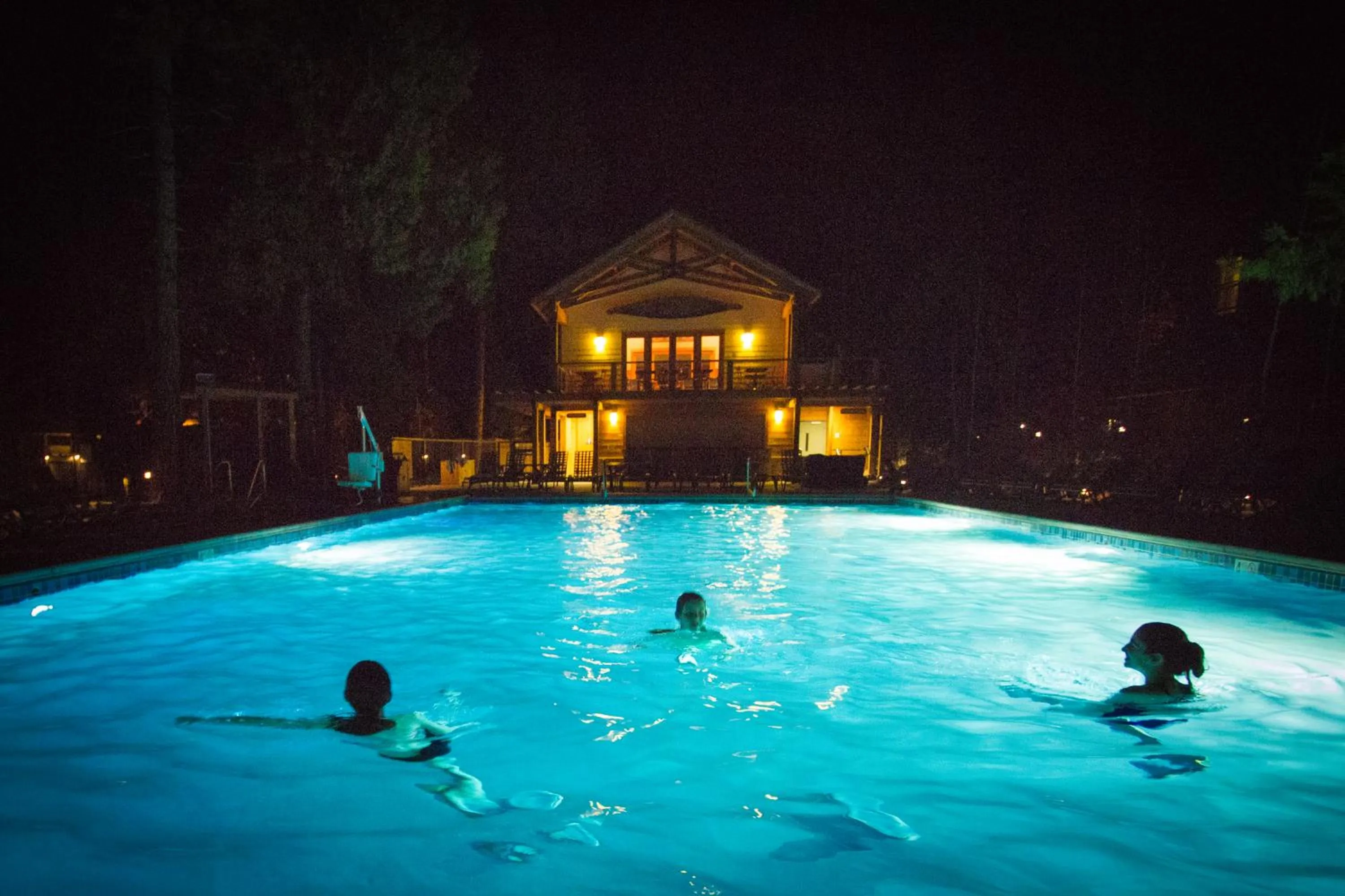 Swimming pool in Evergreen Lodge at Yosemite