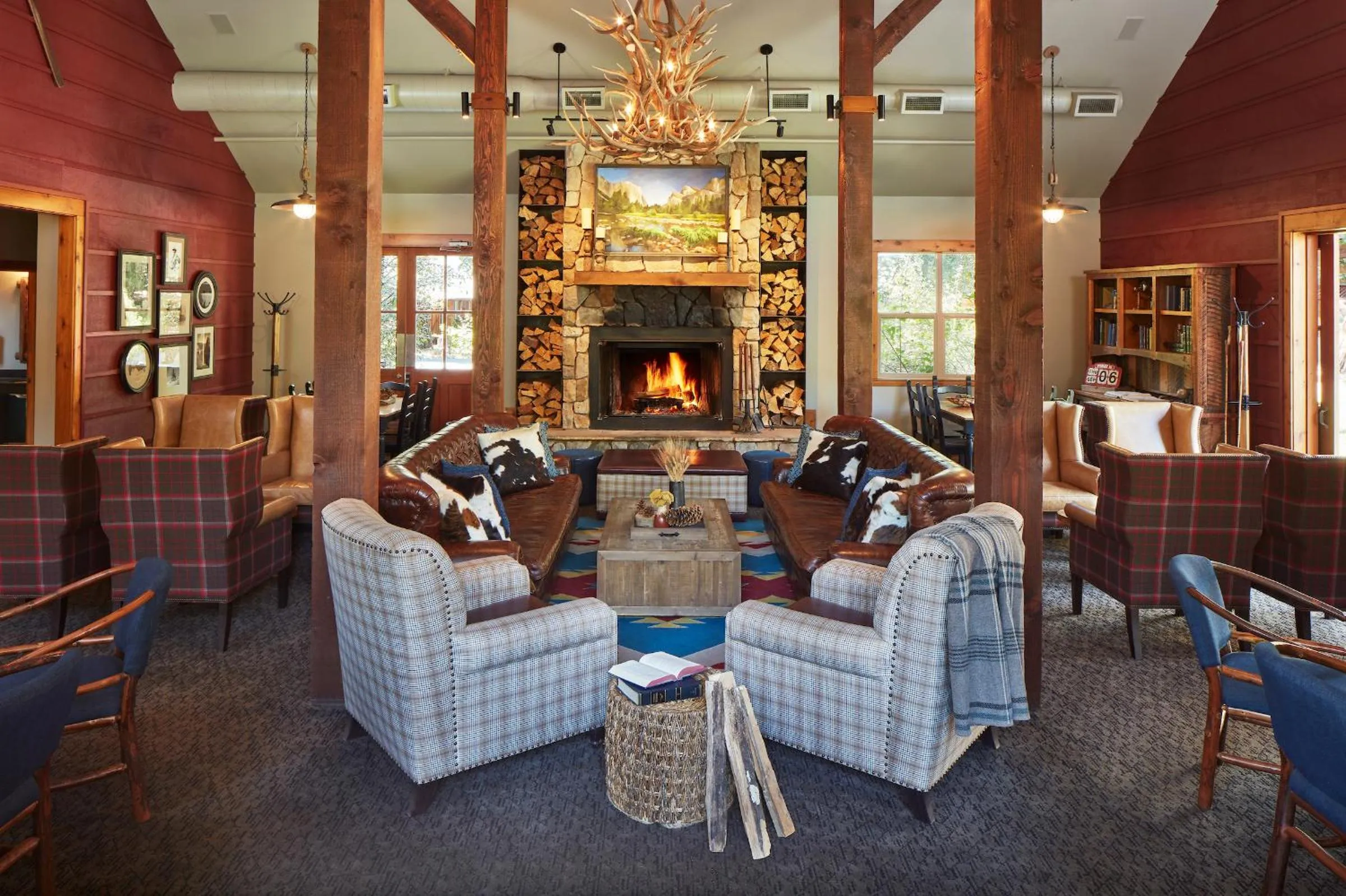 Lounge or bar in Evergreen Lodge at Yosemite
