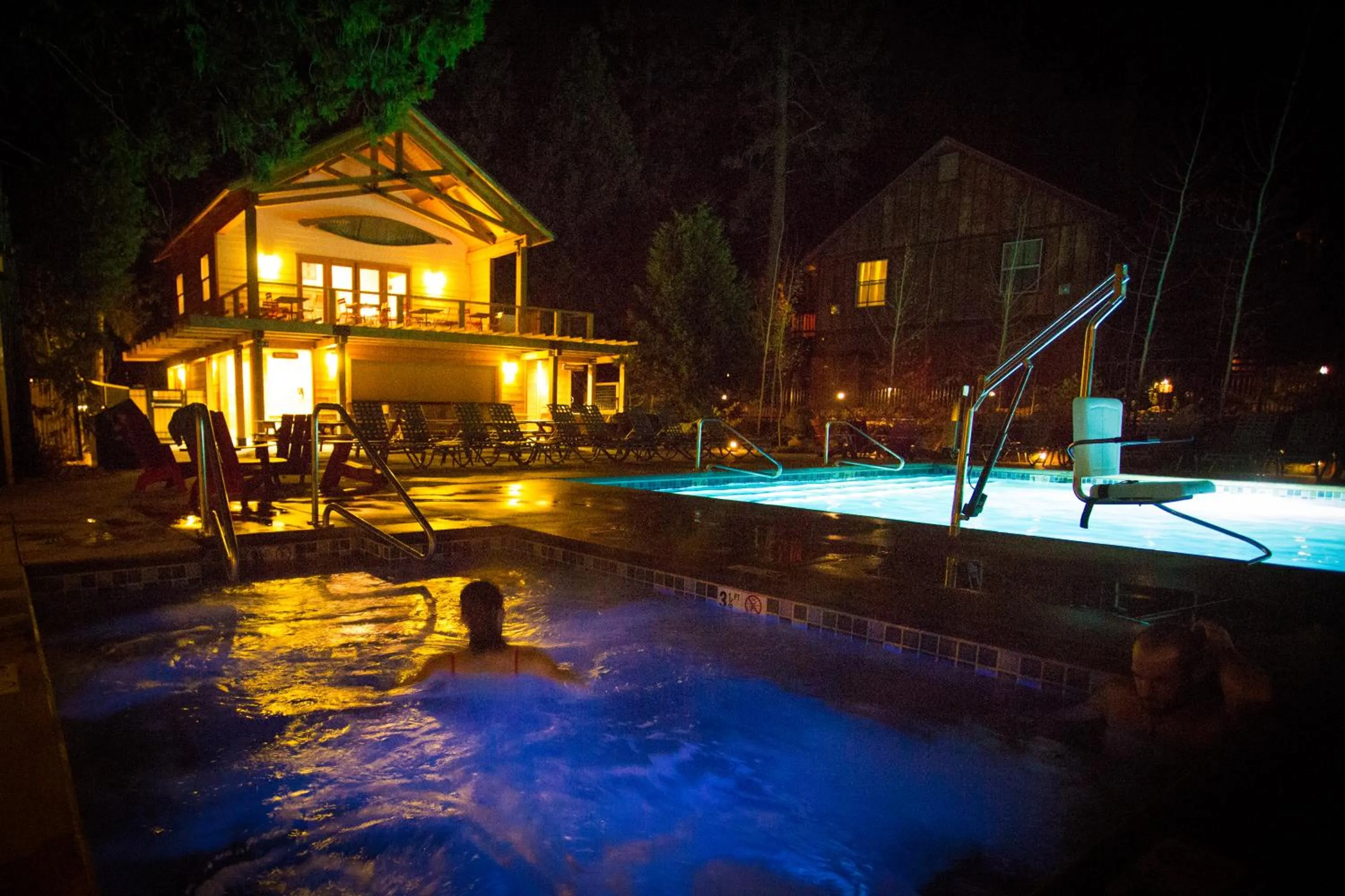 Swimming pool in Evergreen Lodge at Yosemite