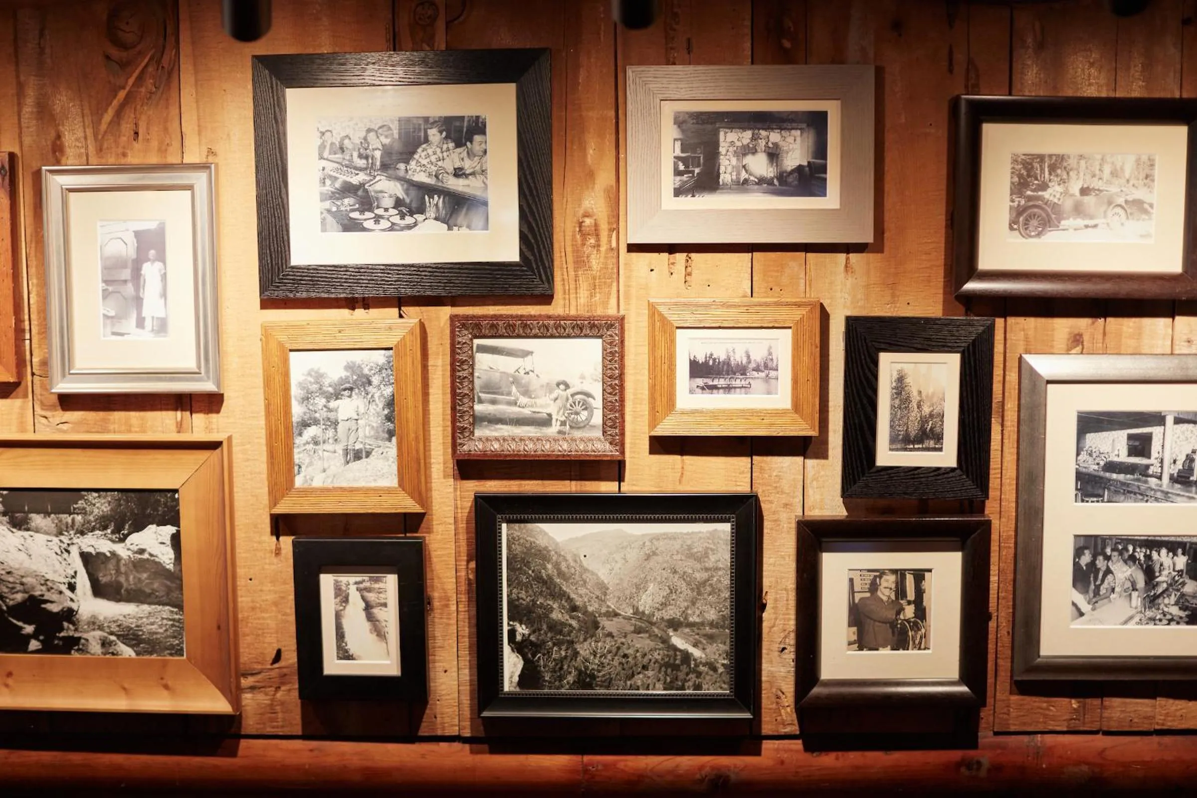 Lounge or bar in Evergreen Lodge at Yosemite