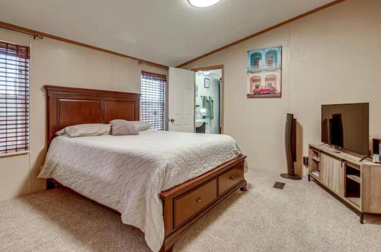 Bed in Private Pet Friendly Home Near Exotic Deer Farm Close to Pigeon Forge, Gatlinburg TN